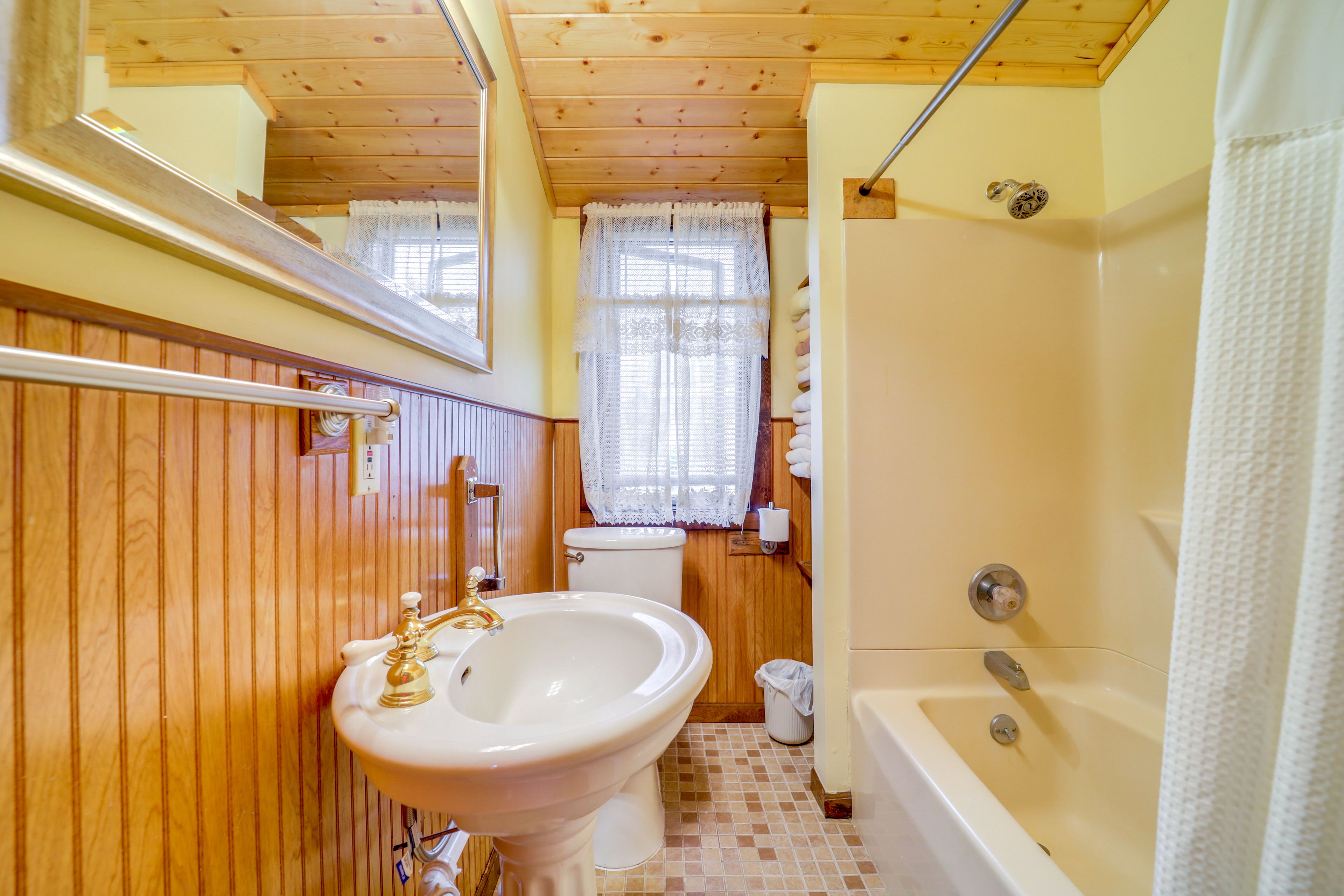 Full Bathroom | 1st Floor