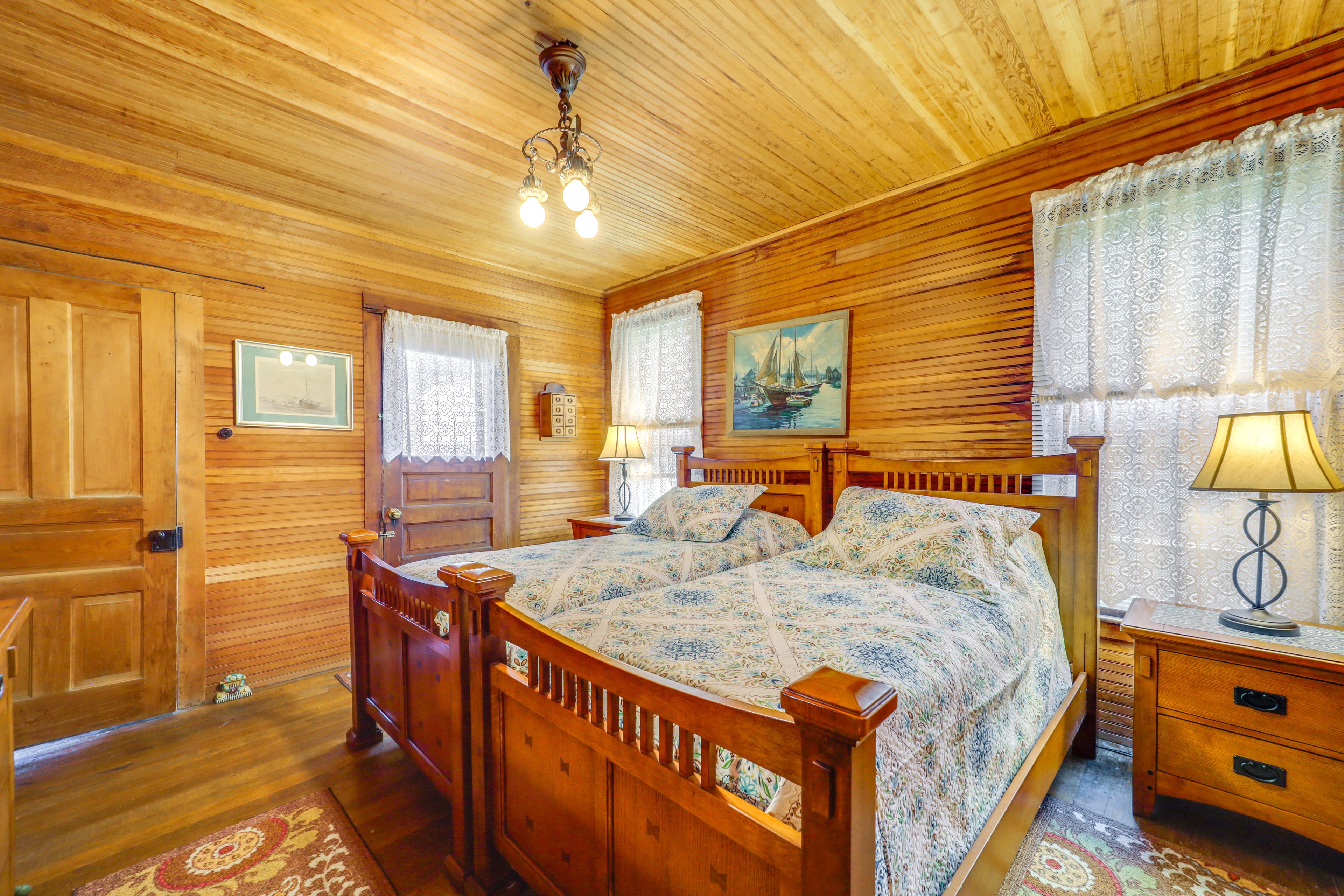 Bedroom 5 | 2 Twin Beds | 1st Floor