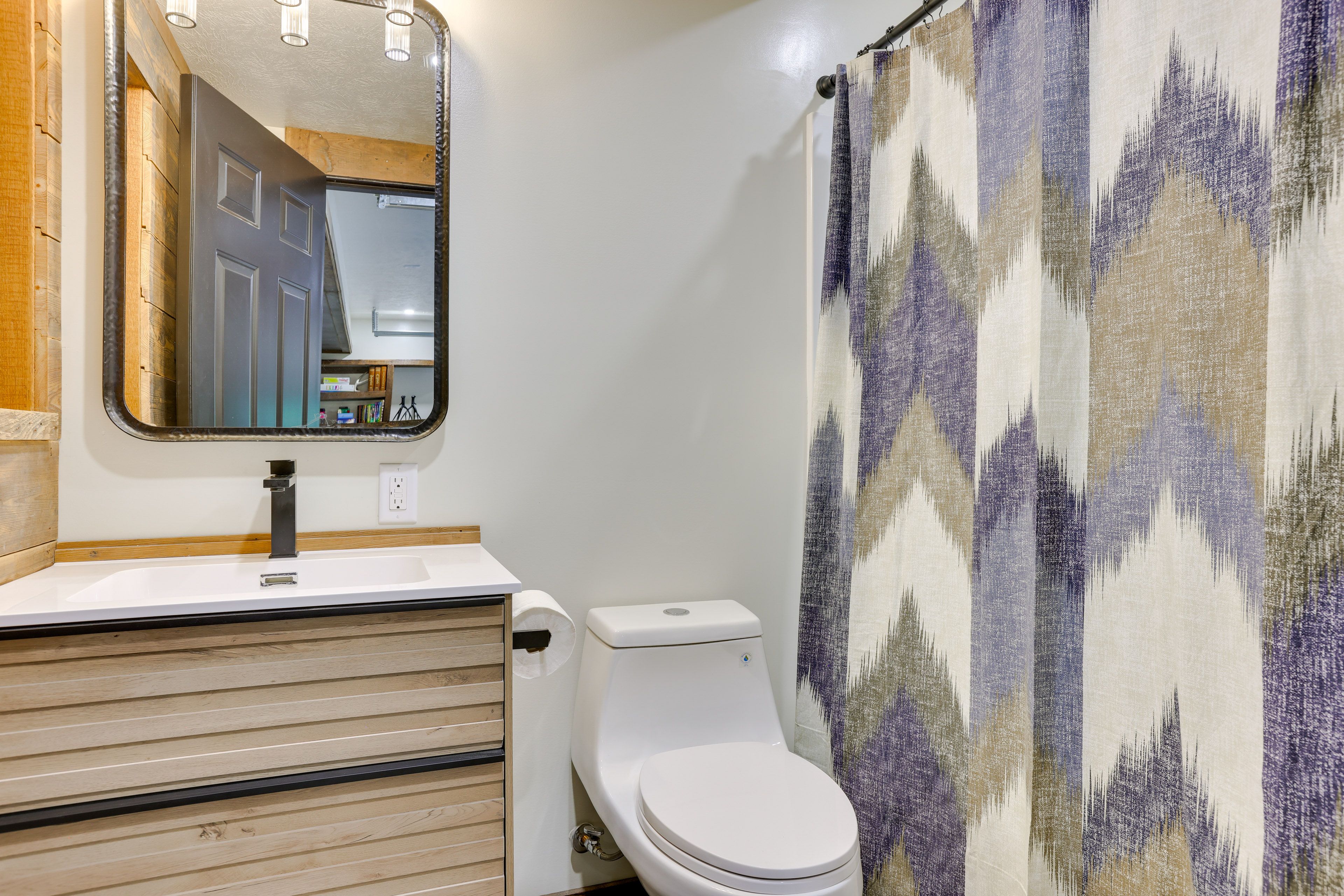 Full Bathroom | Towels Provided | Lower Floor