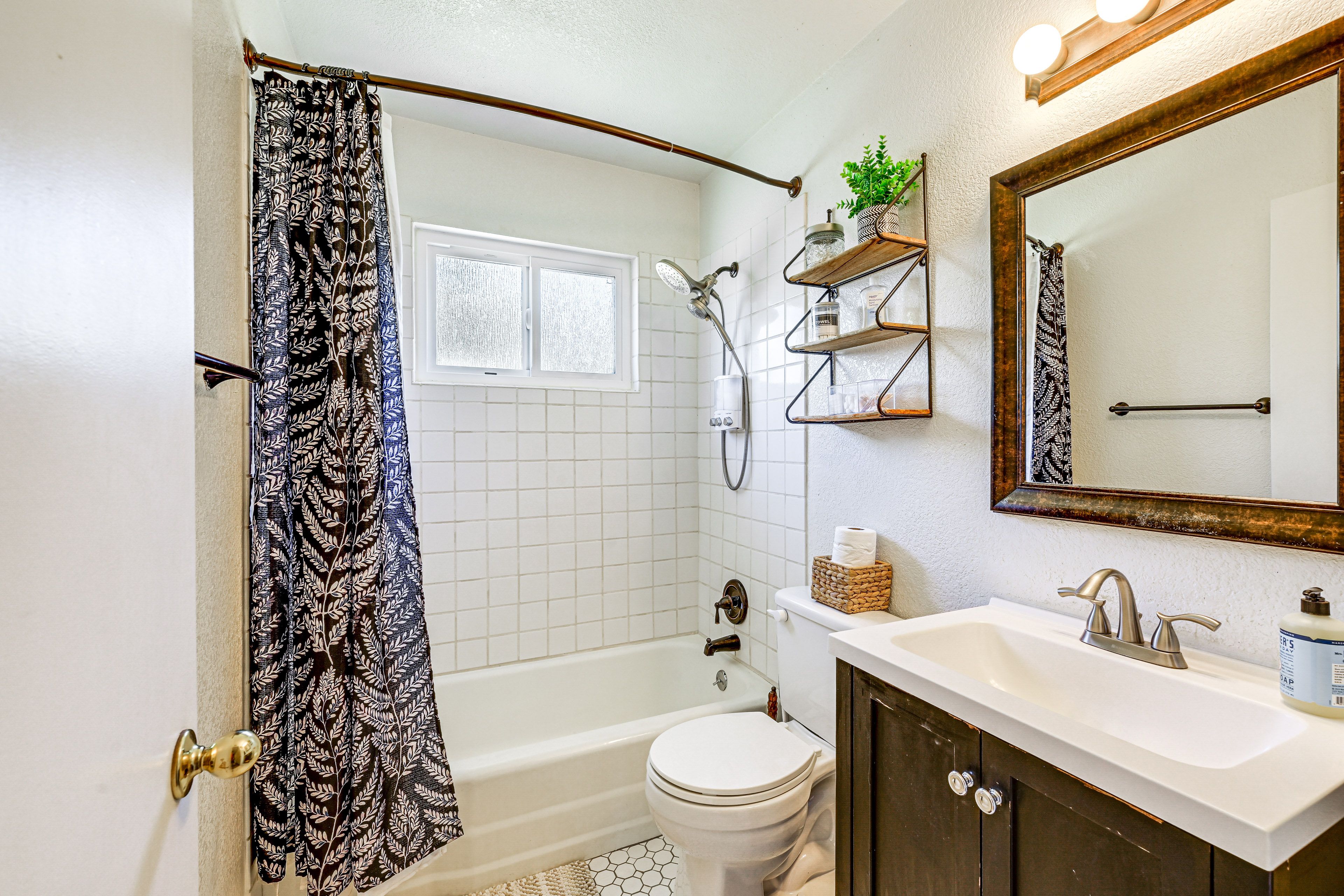 Full Bathroom | Towels Provided | Complimentary Toiletries