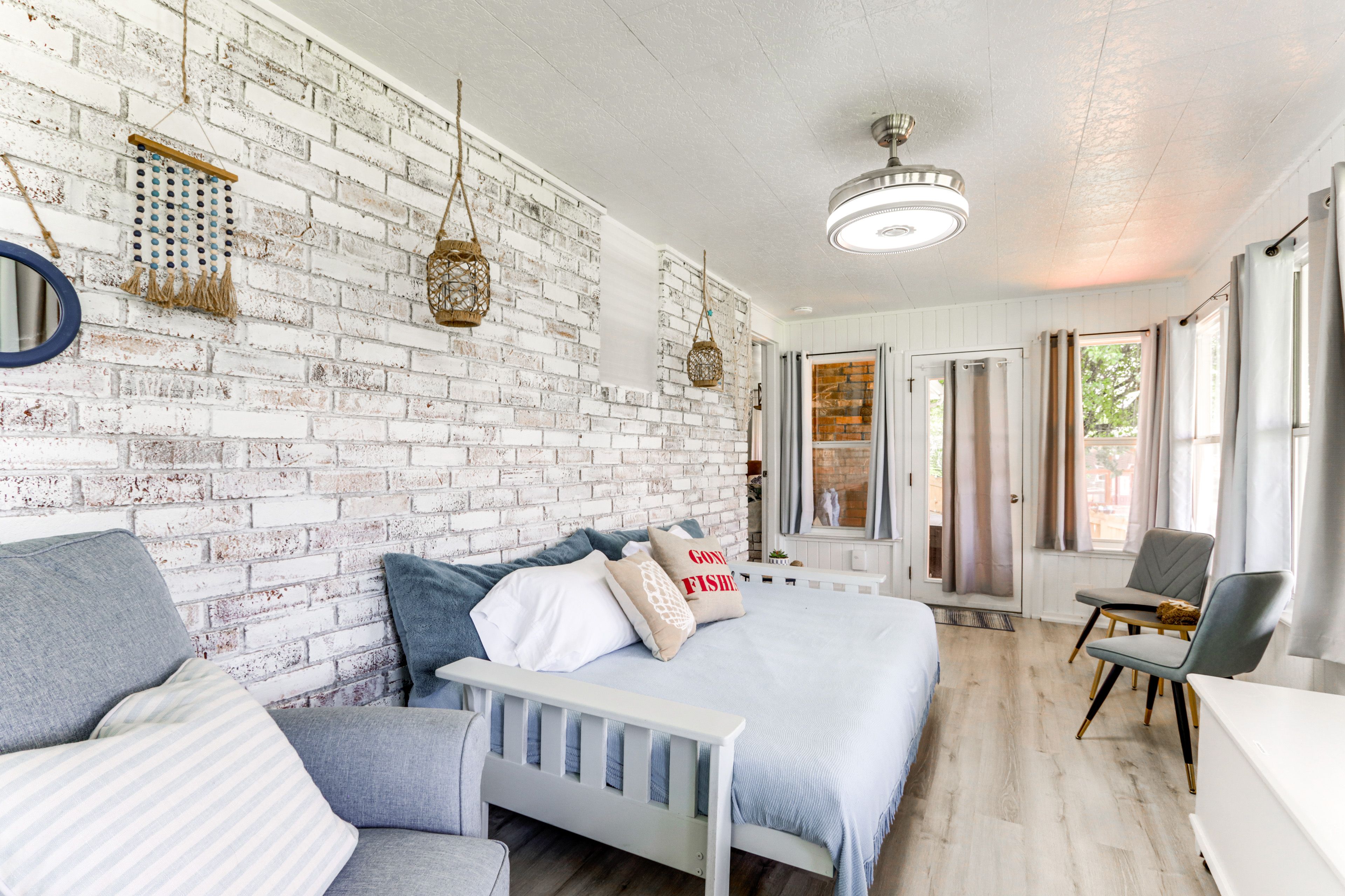 Sunroom | Queen Futon | Desk
