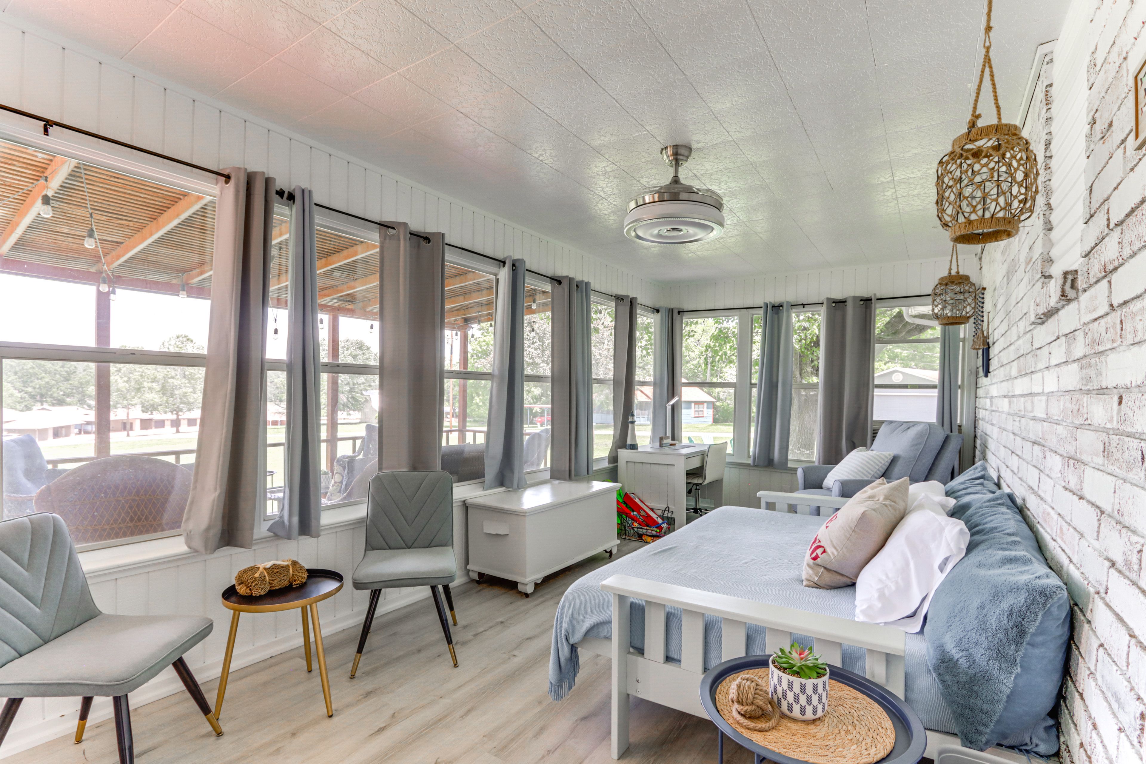 Sunroom | Queen Futon | Desk