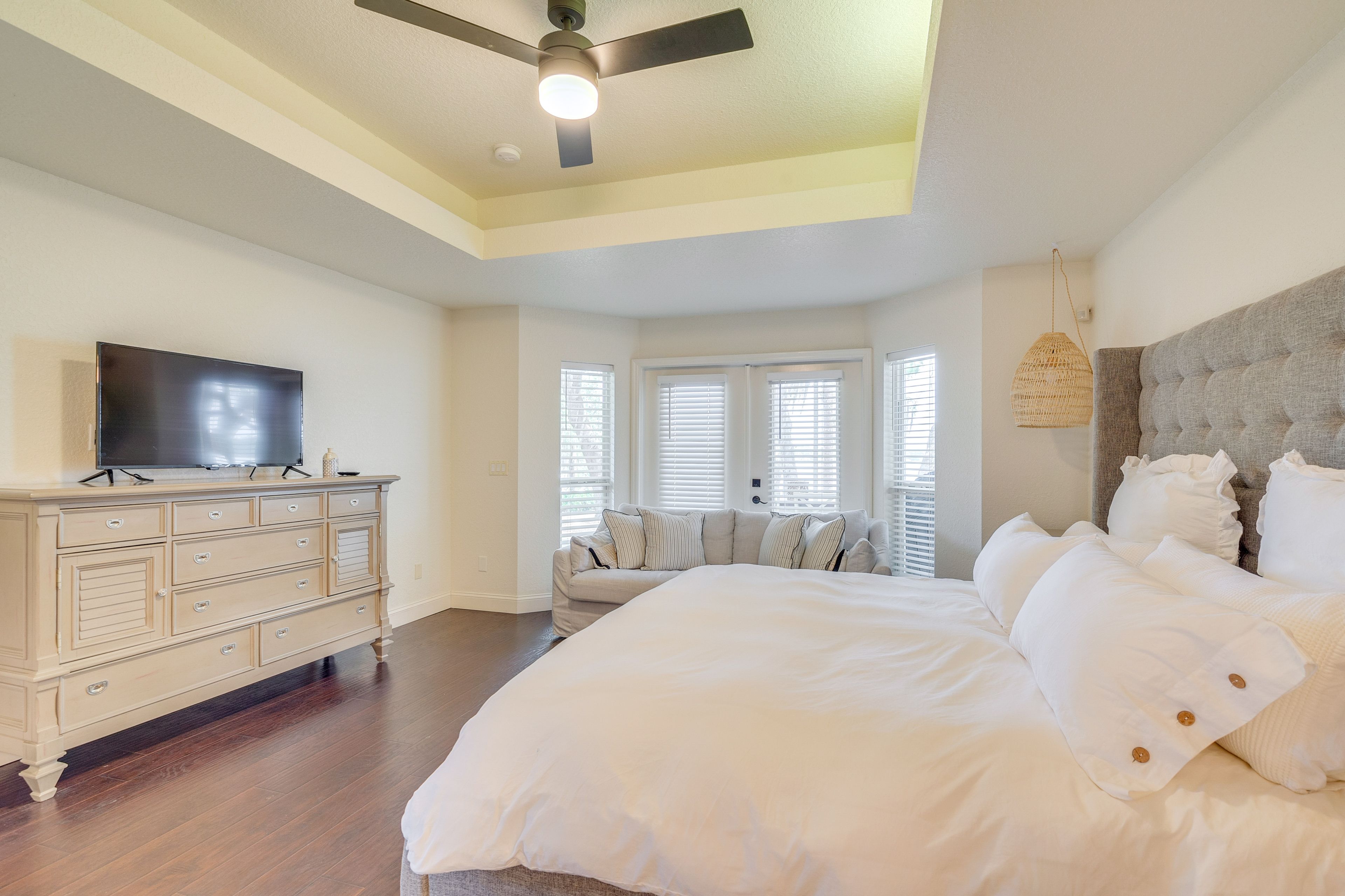 Bedroom 1 | King Bed | 1st Floor | Linens Provided | En-Suite Bathroom