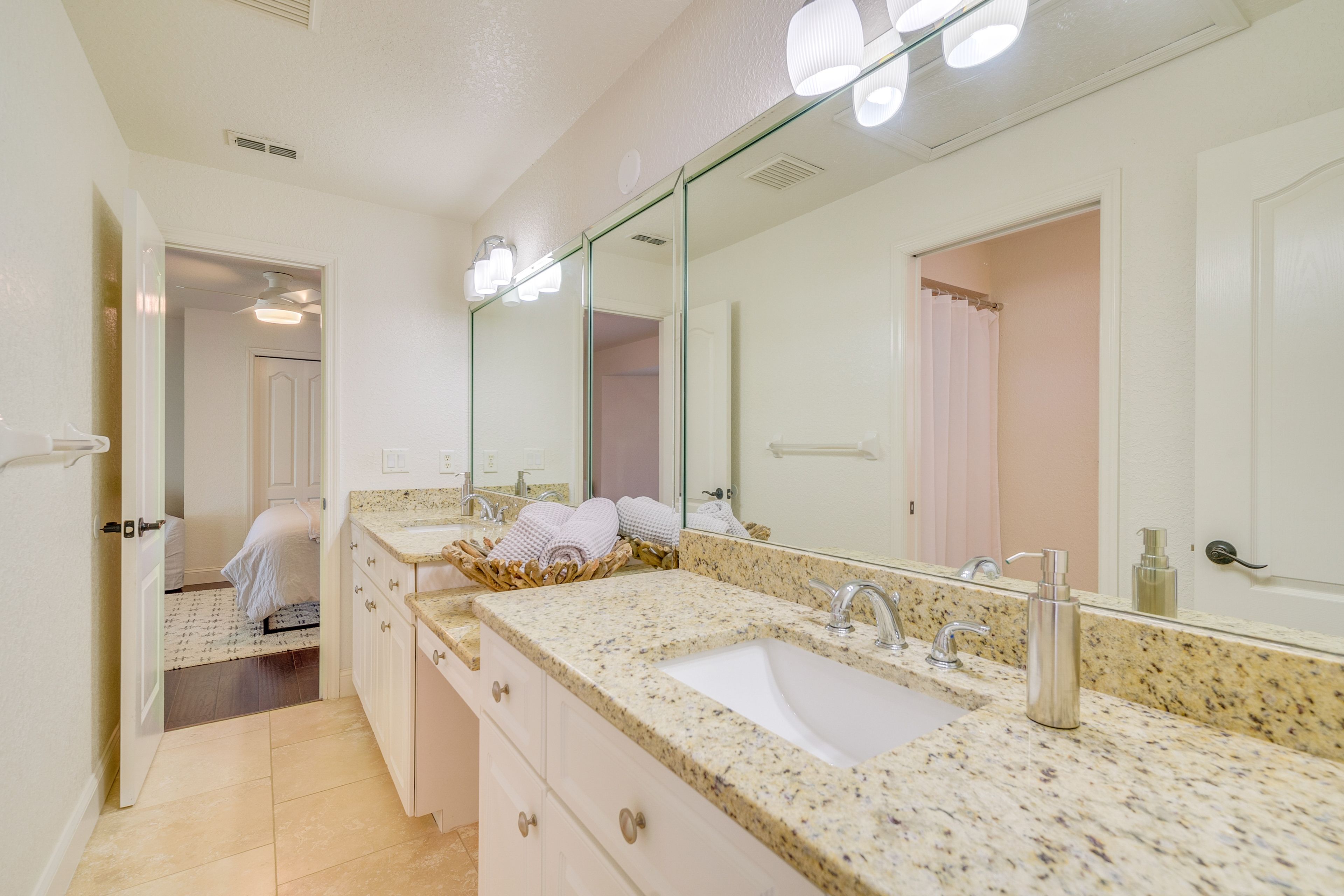 Full Bathroom | 2nd Floor