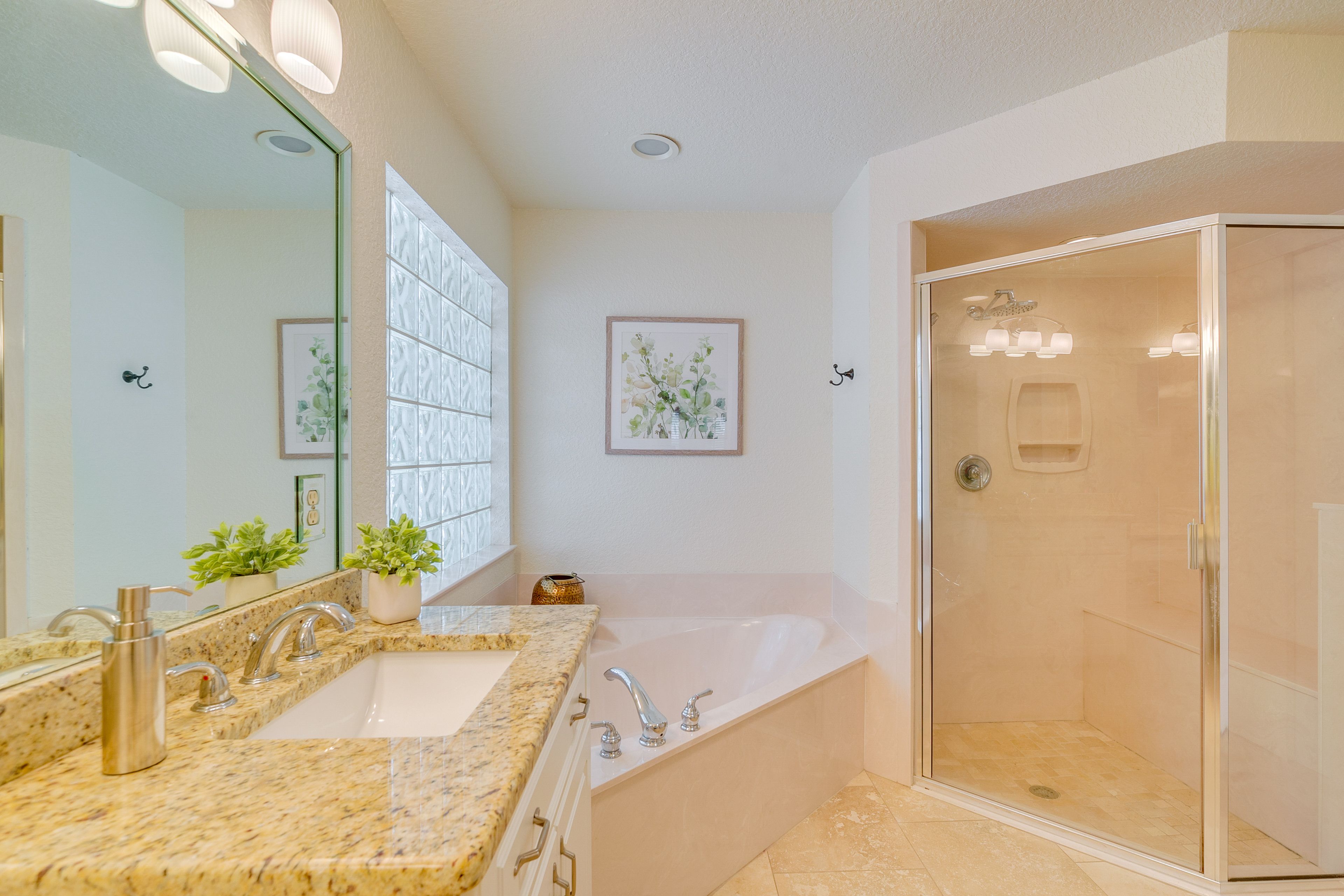 Full Bathroom | 1st Floor | Towels Provided | Complimentary Toiletries
