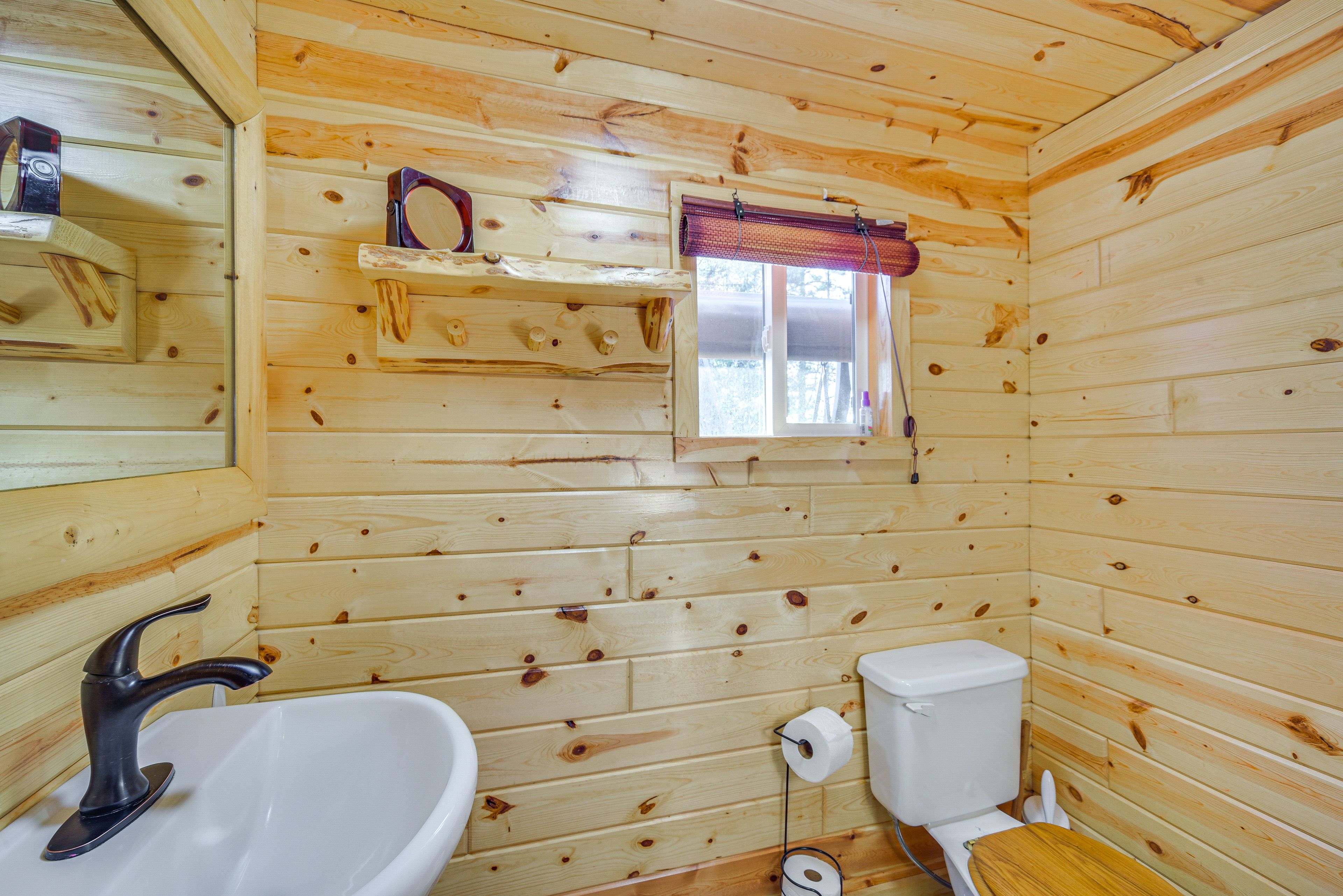 Full Bathroom | Towels Provided