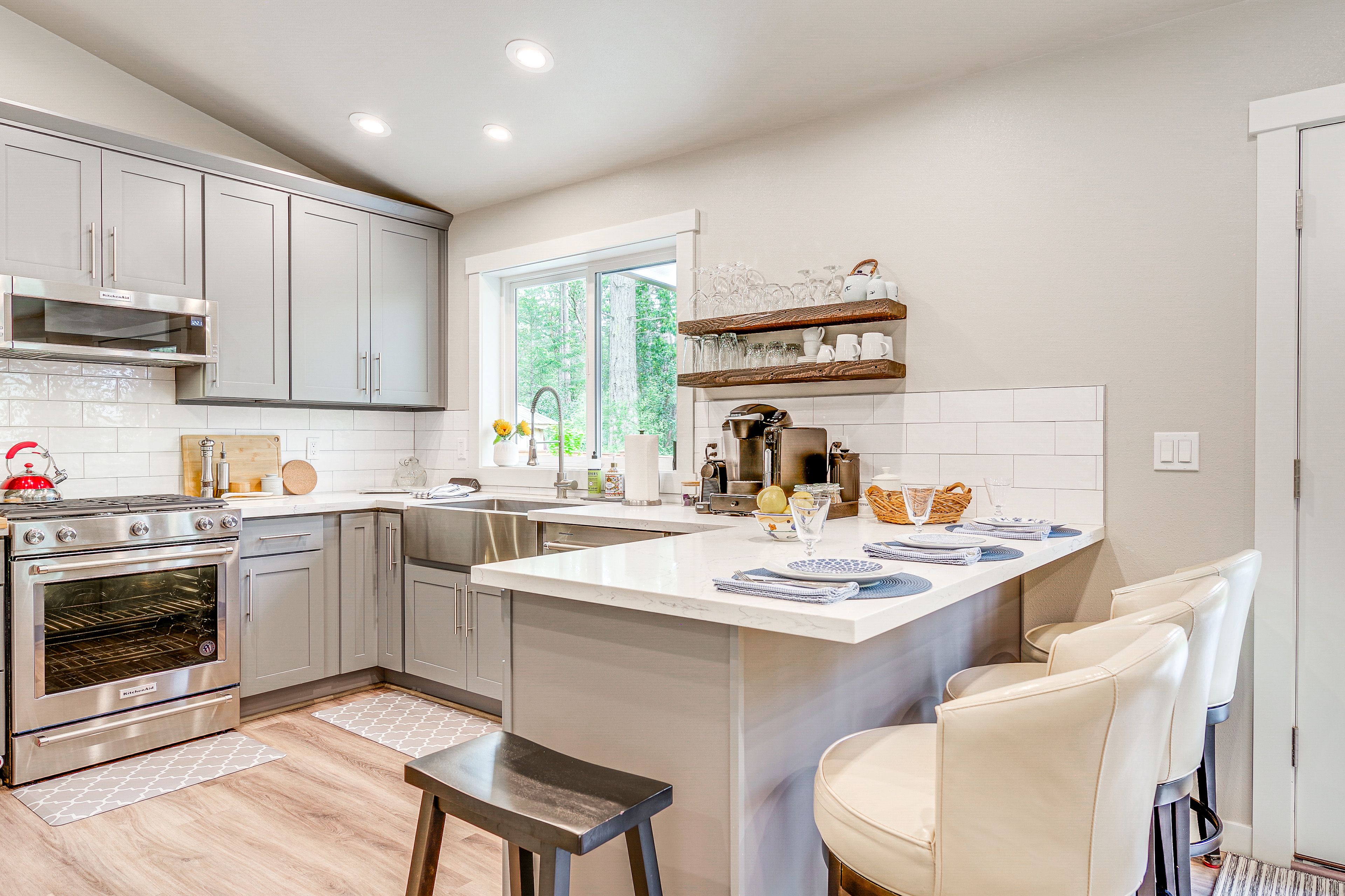 Breakfast Bar | Dishware/Flatware