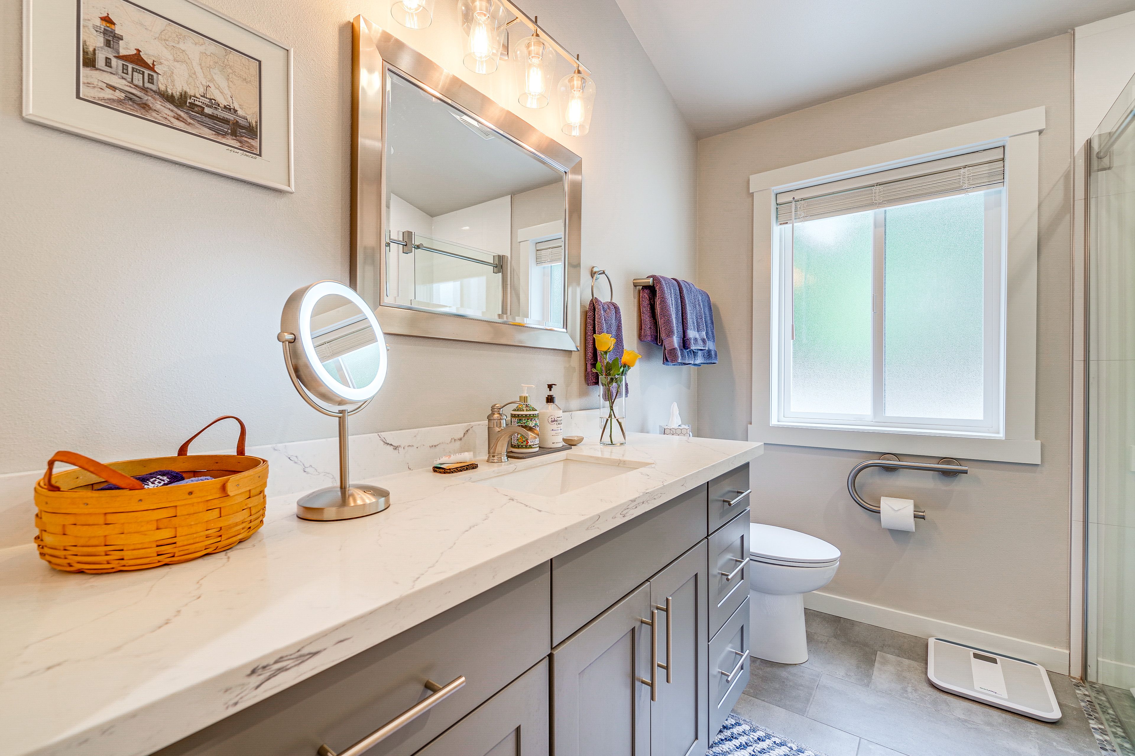 Full Bathroom | Complimentary Toiletries | Towels Provided