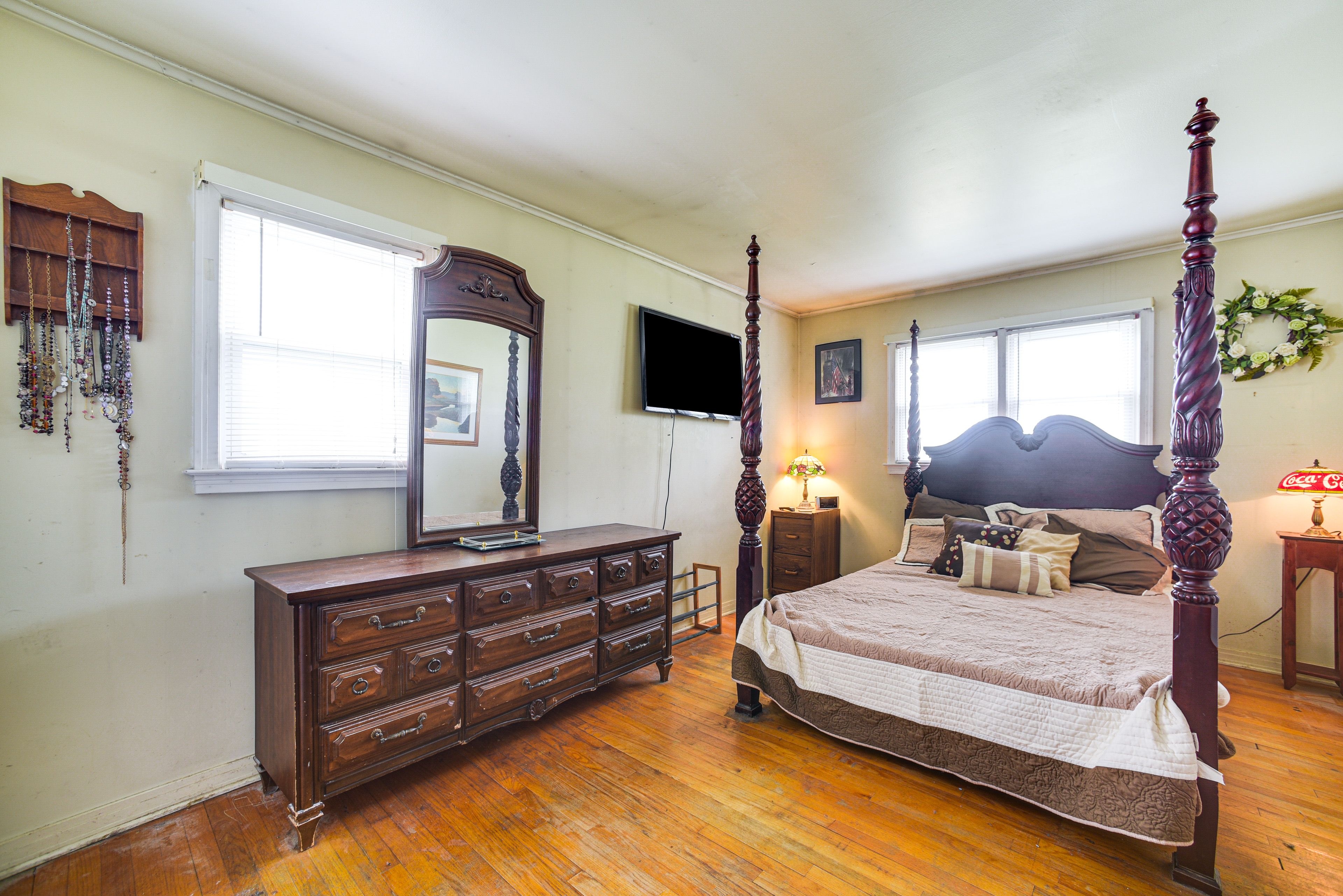 Bedroom 1 | Main Level | Queen Bed | Flat-Screen TV