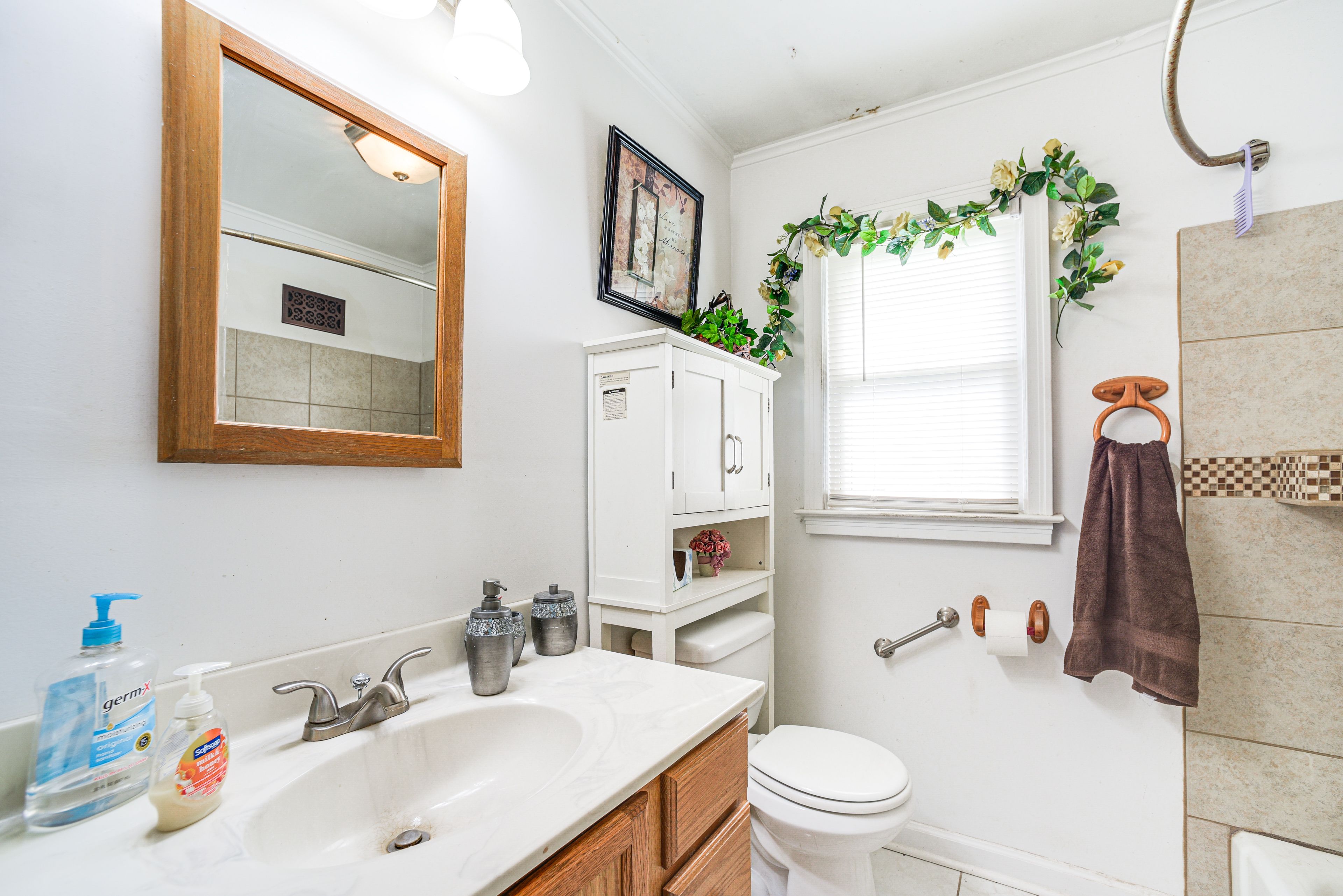 Full Bathroom | Main Level | Complimentary Toiletries