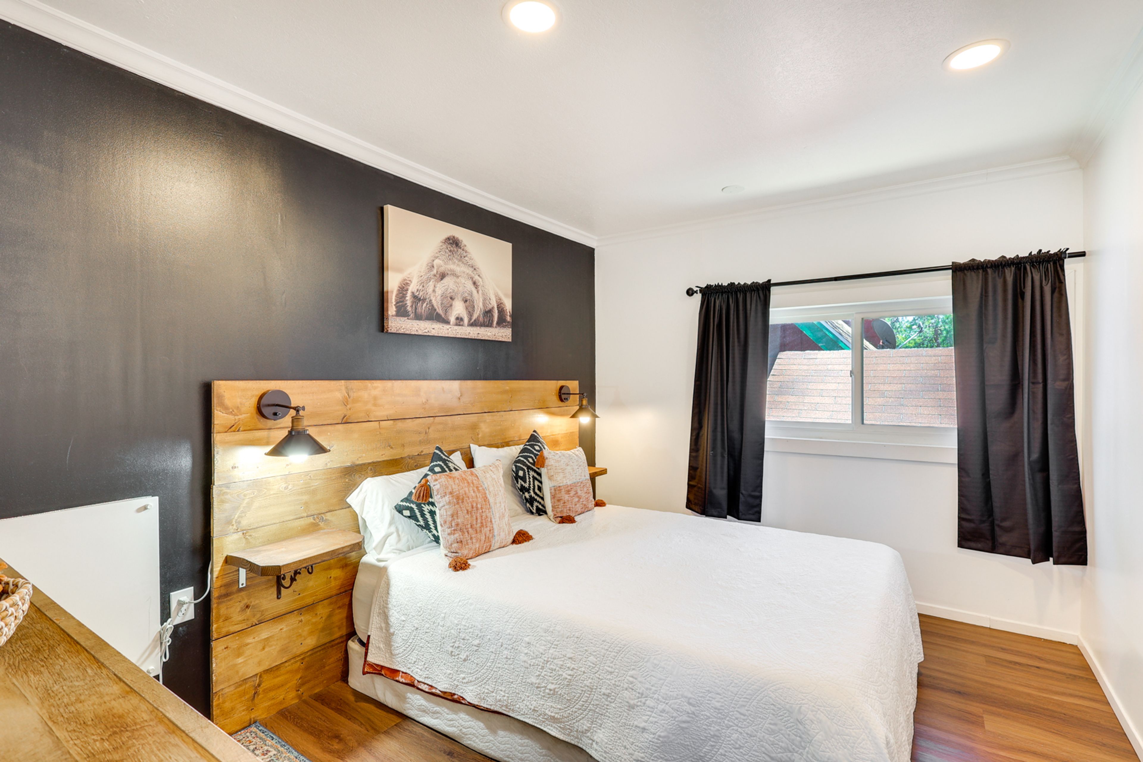 Bedroom 1 | Queen Bed