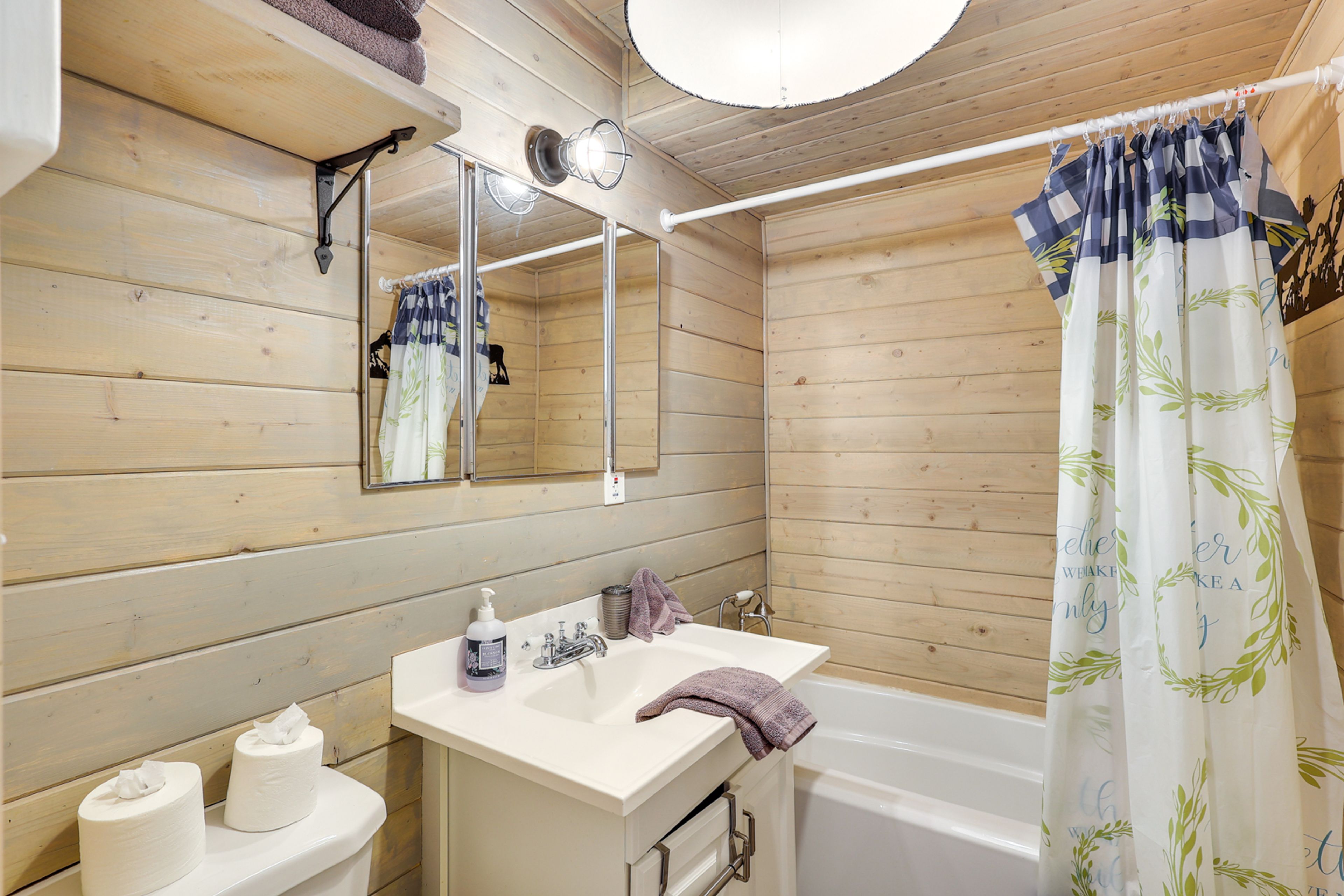 Full Bathroom | Towels Provided