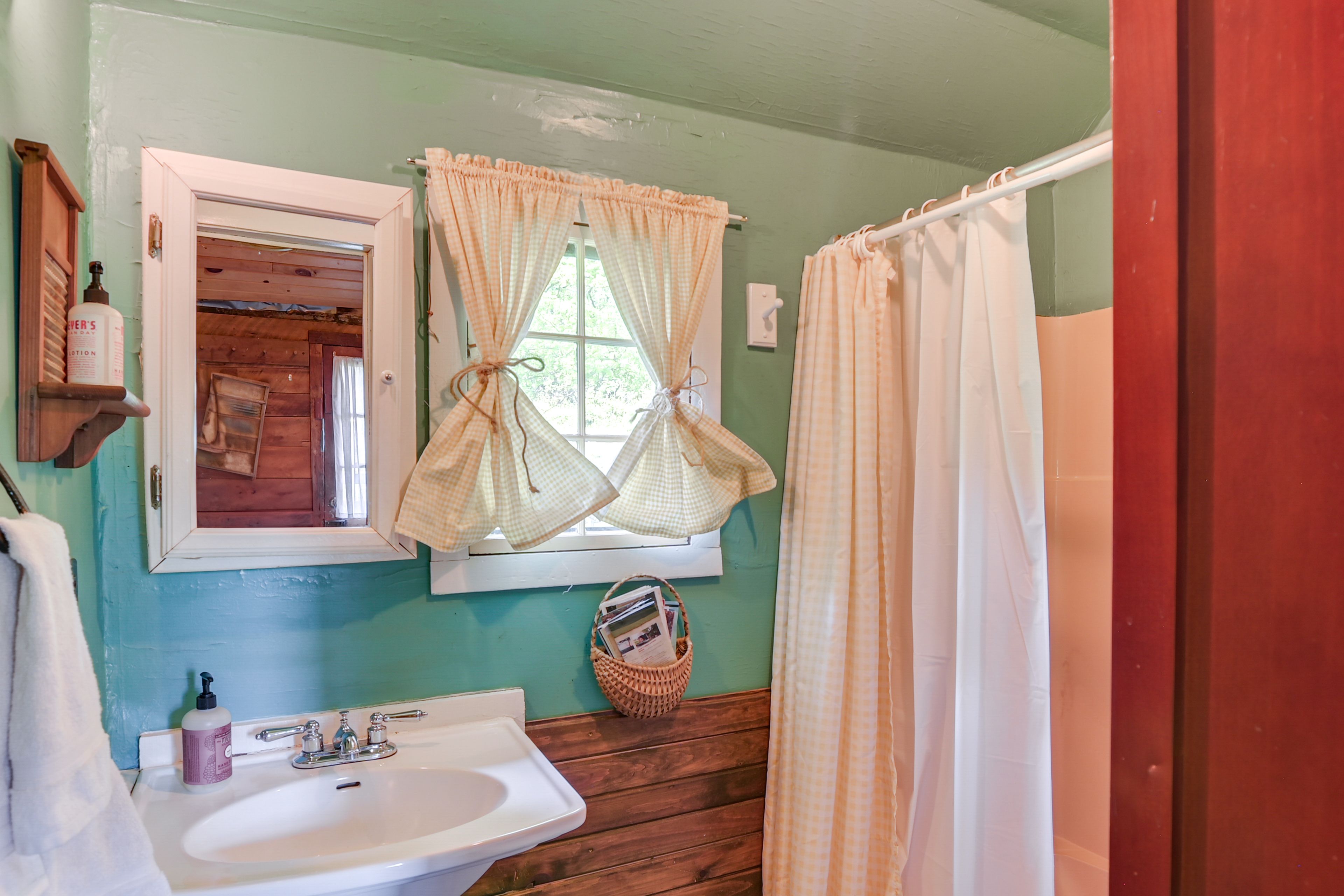 Full Bathroom | 1st Floor | Towels Provided | Hair Dryer