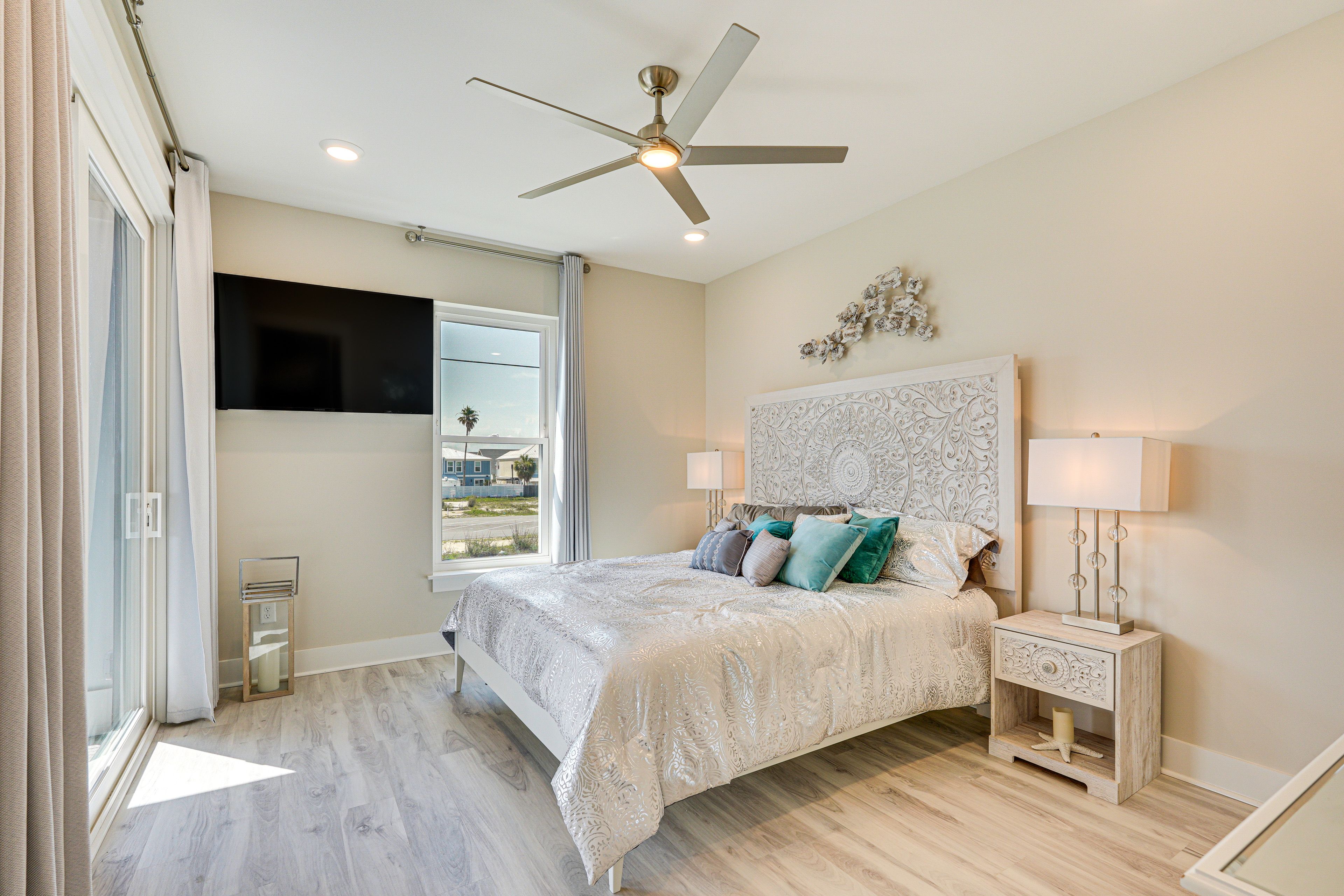 Bedroom 2 | 2nd Floor | King Bed | Smart TV | Linens Provided