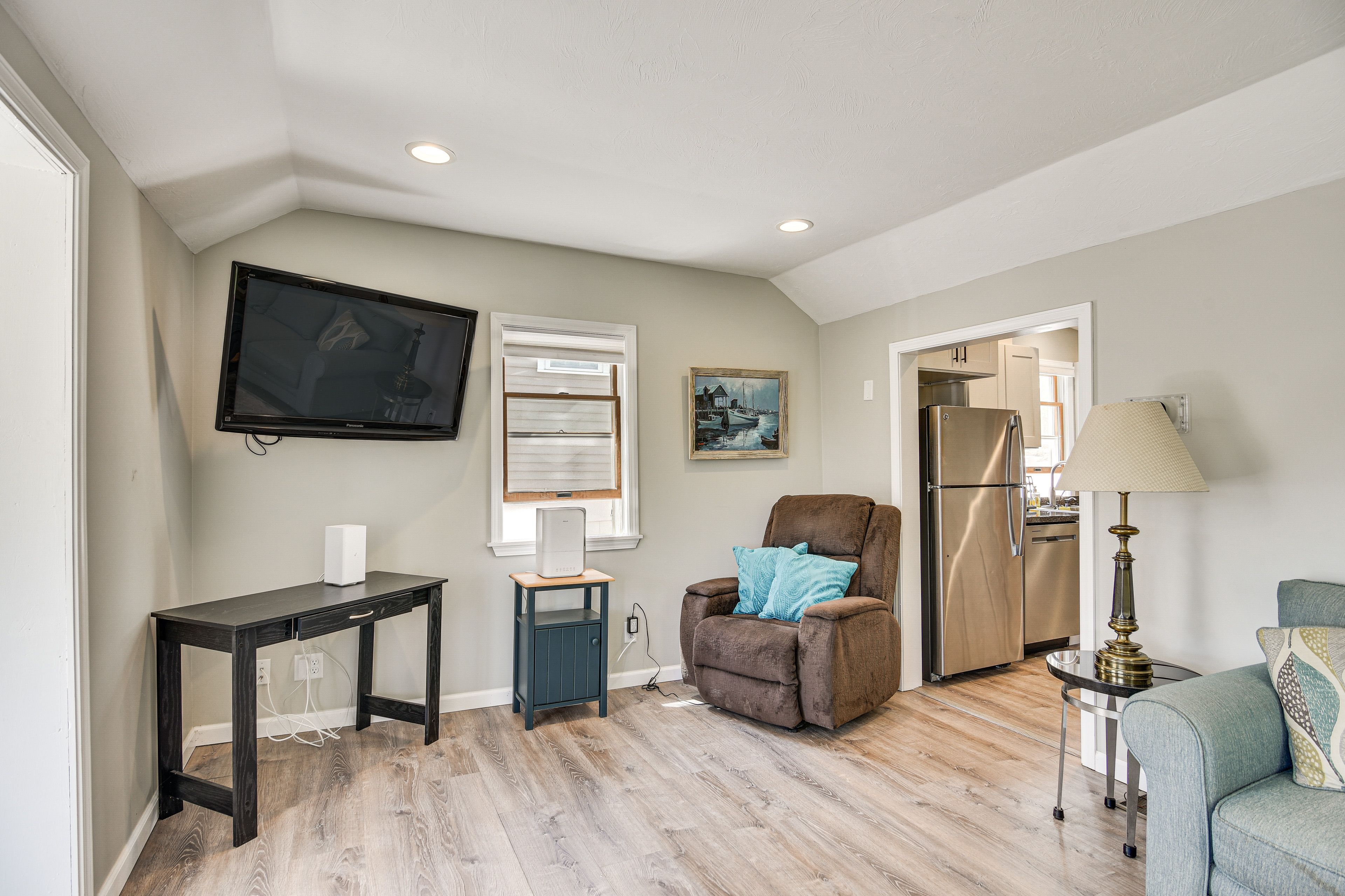 Living Room | Smart TV w/ Streaming Services | Free WiFi