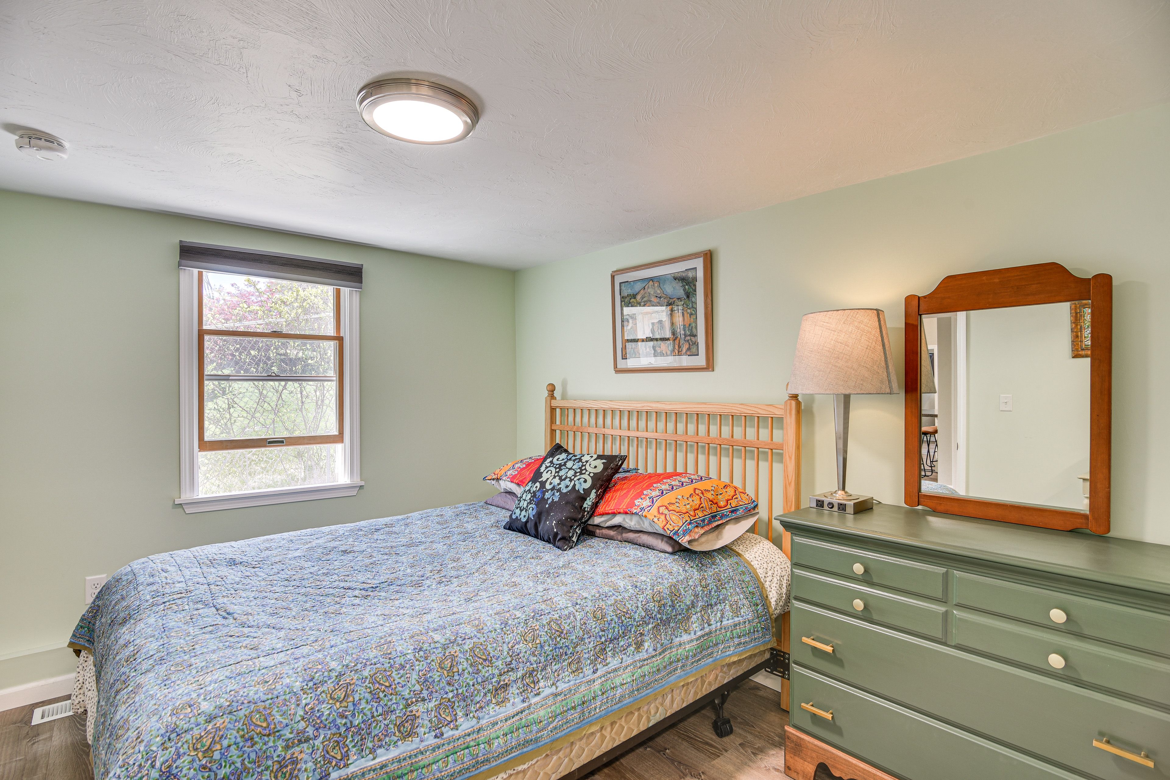 Bedroom 1 | Queen Bed