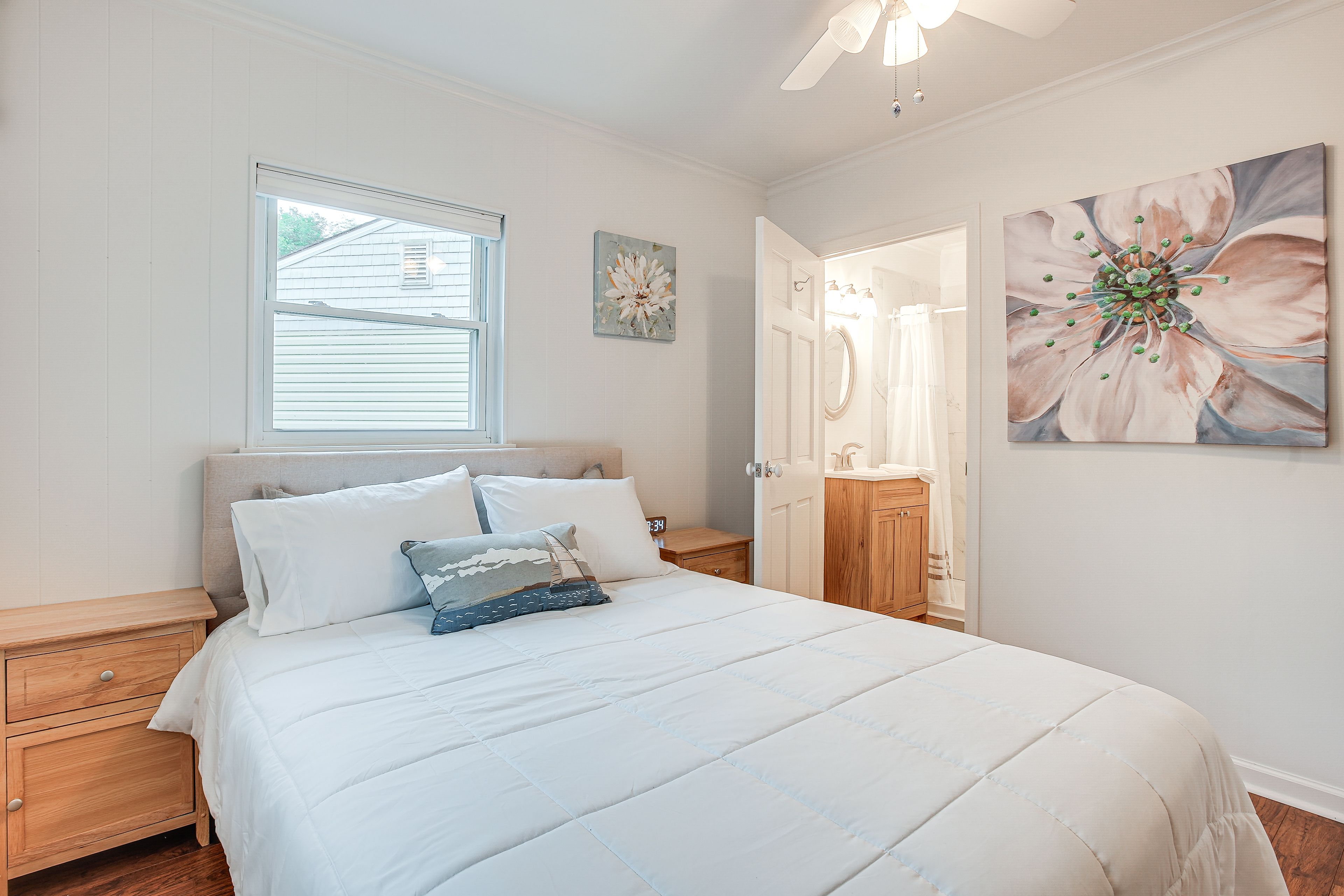 Bedroom | Queen Bed | Flat-Screen TV