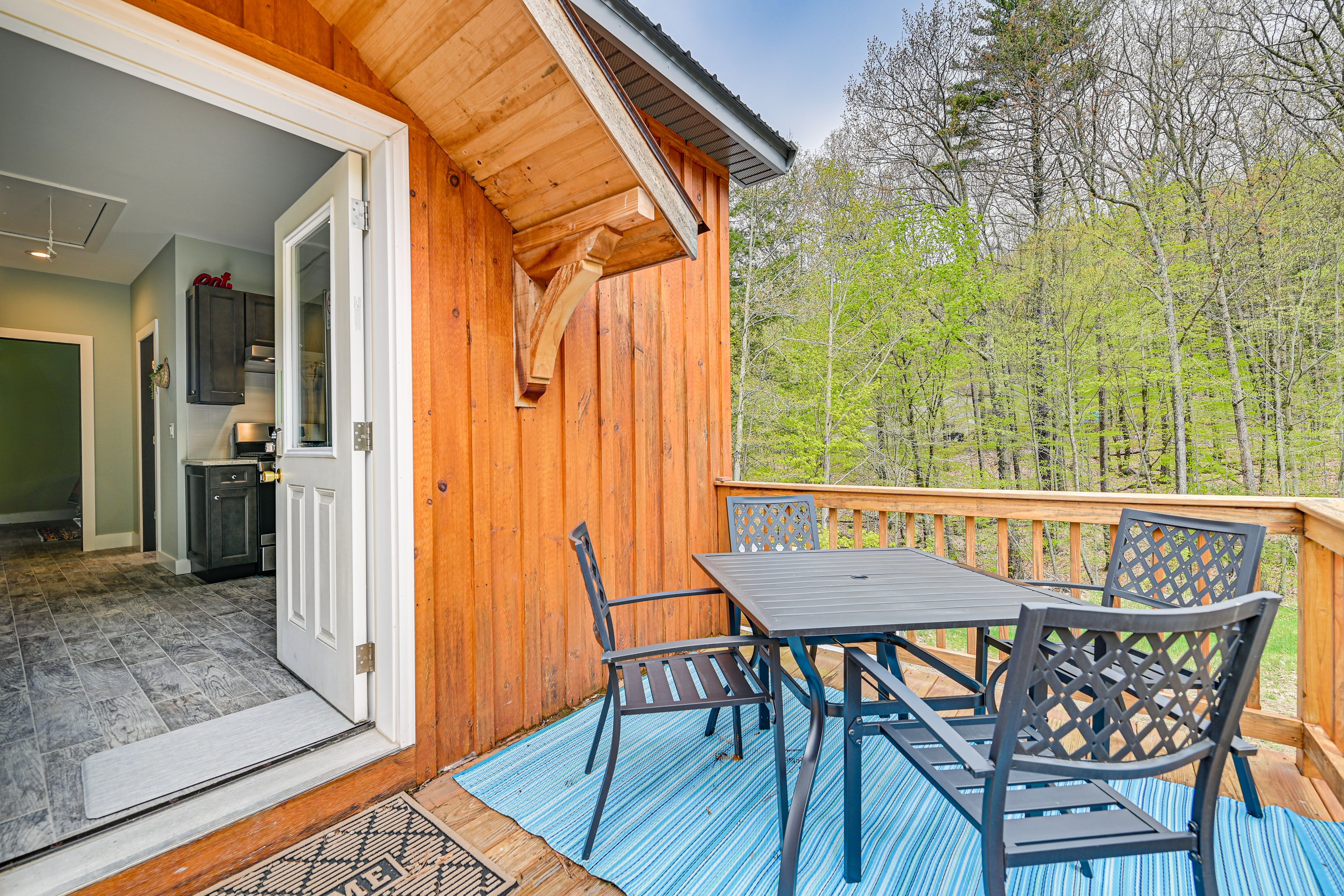 Private Deck | Outdoor Dining Space