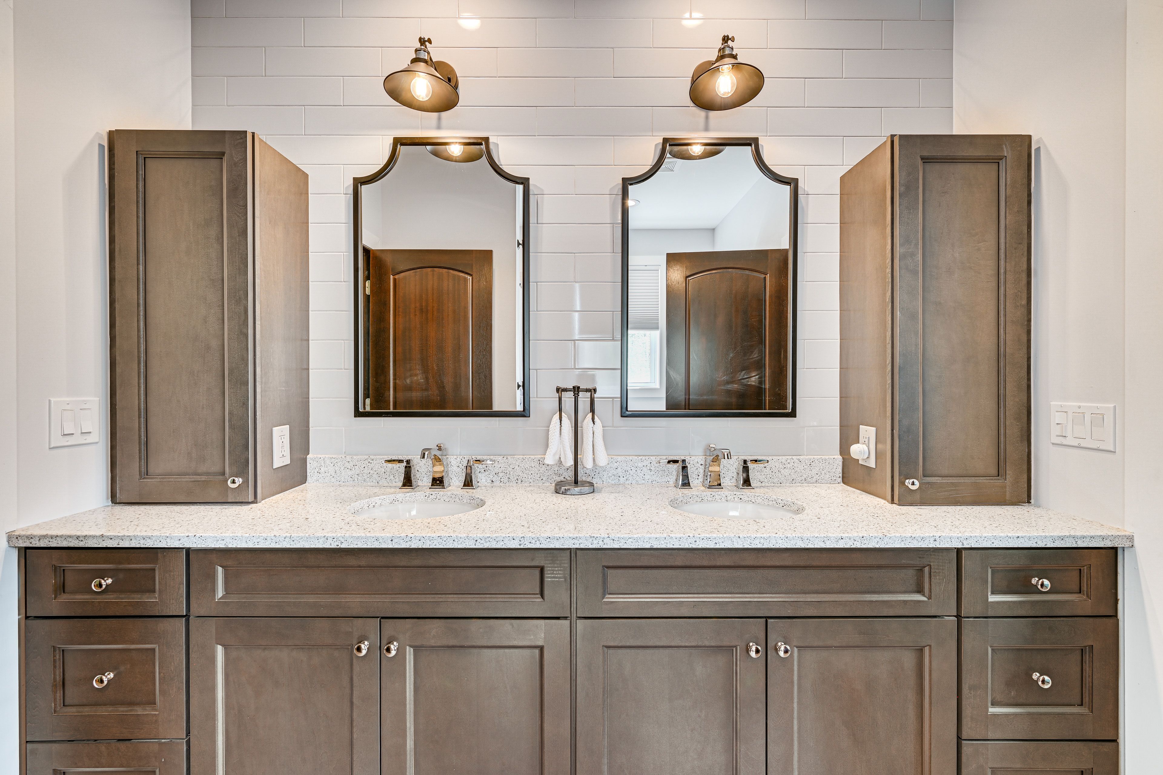 Jack-and-Jill Bathroom | Towels Provided | Complimentary Toiletries | Hair Dryer