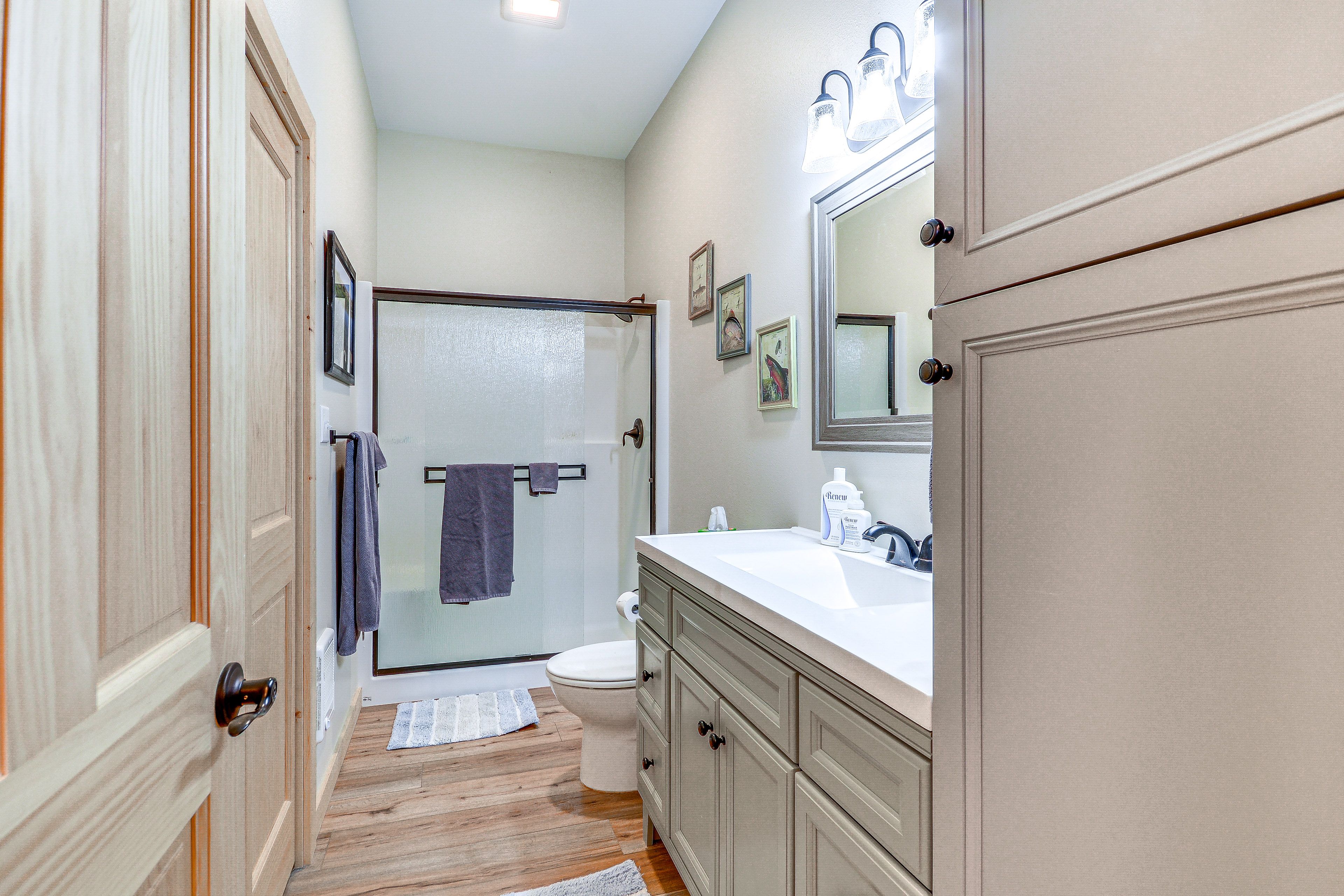 Full Bathroom | Towels Provided