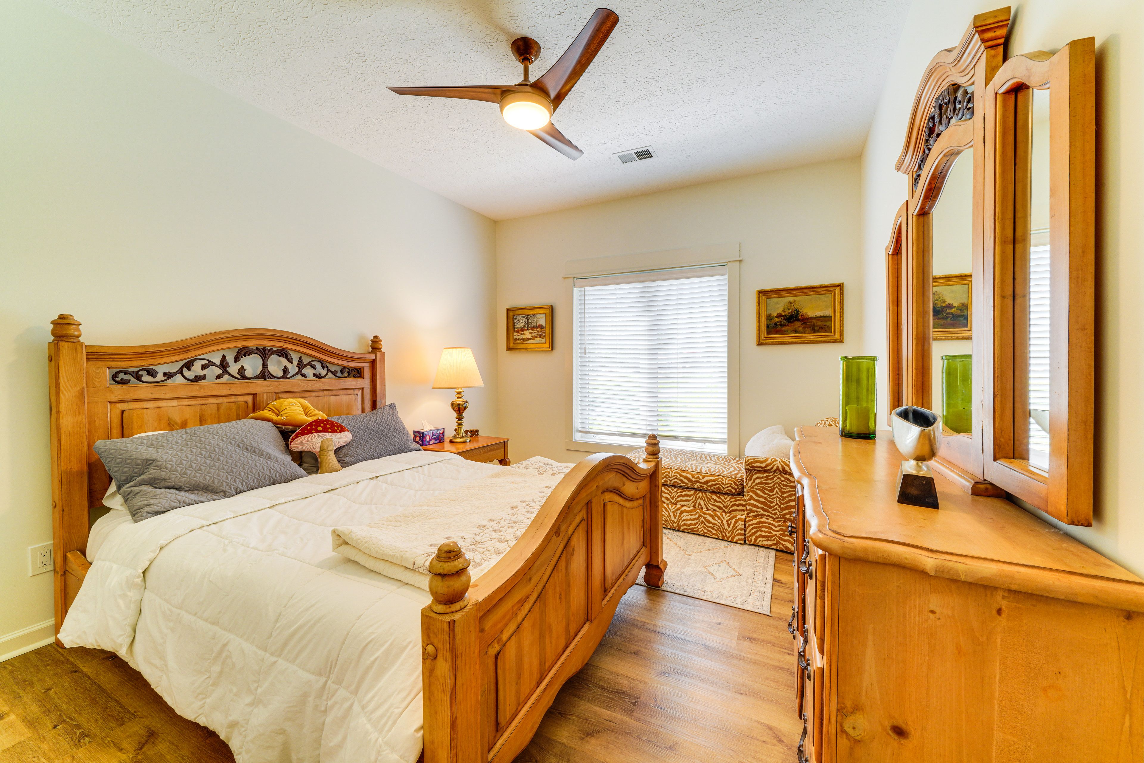 Bedroom 2 | Queen Bed