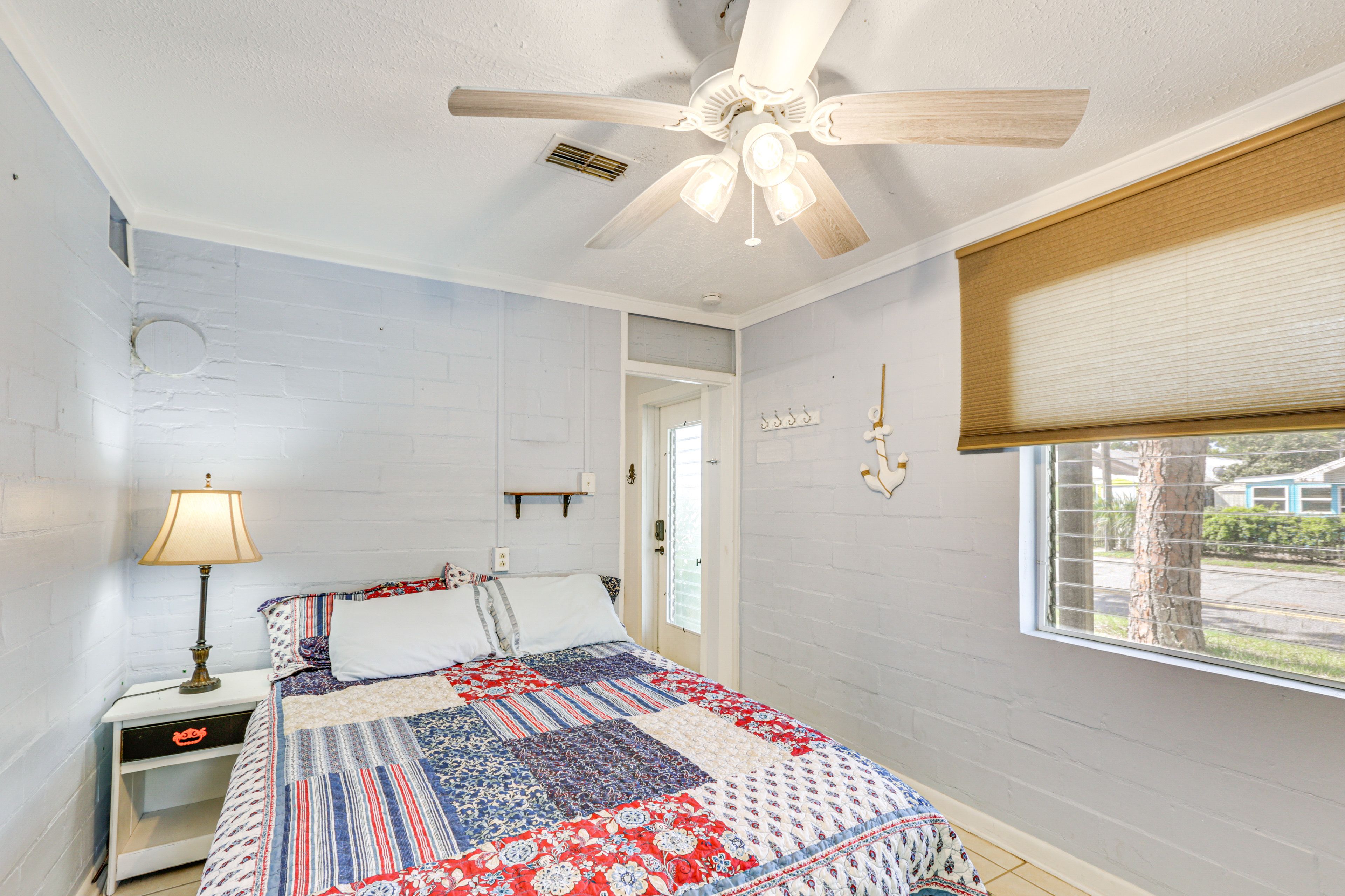 Bedroom 1 | Queen Bed | Smart TV