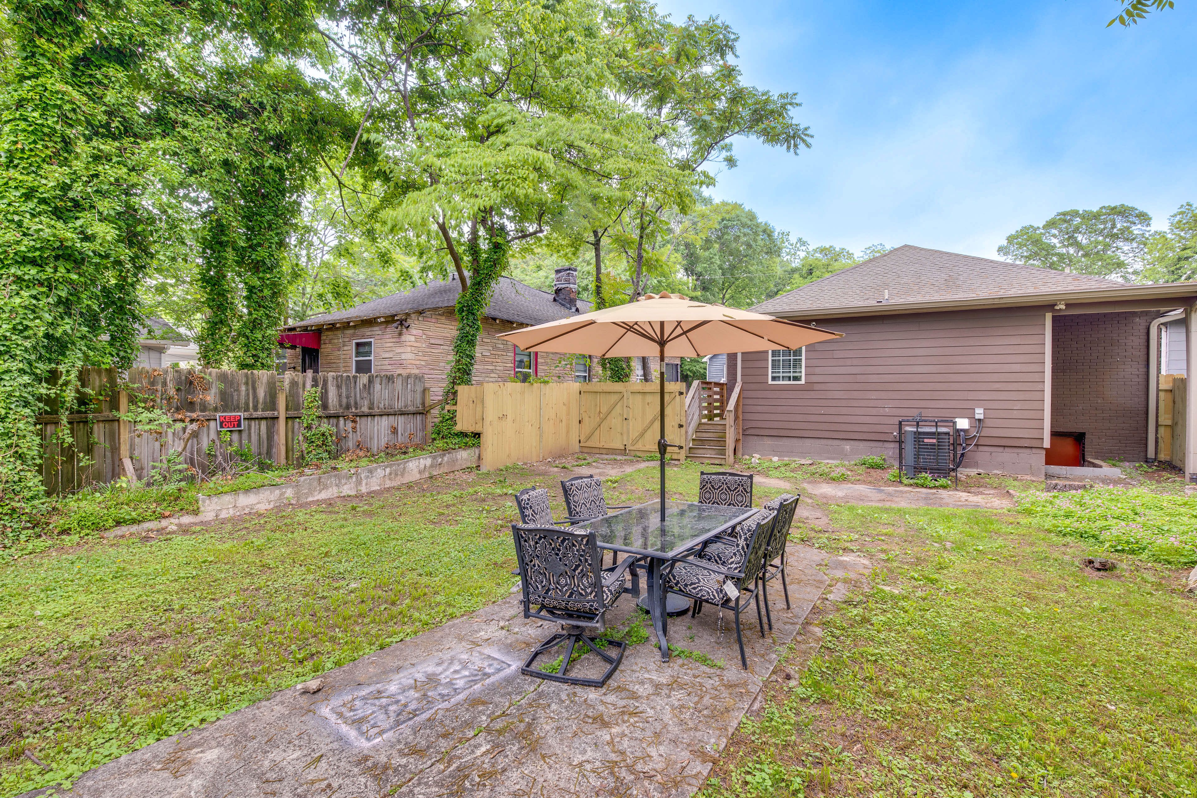 Fenced-In Yard | Outdoor Dining Set