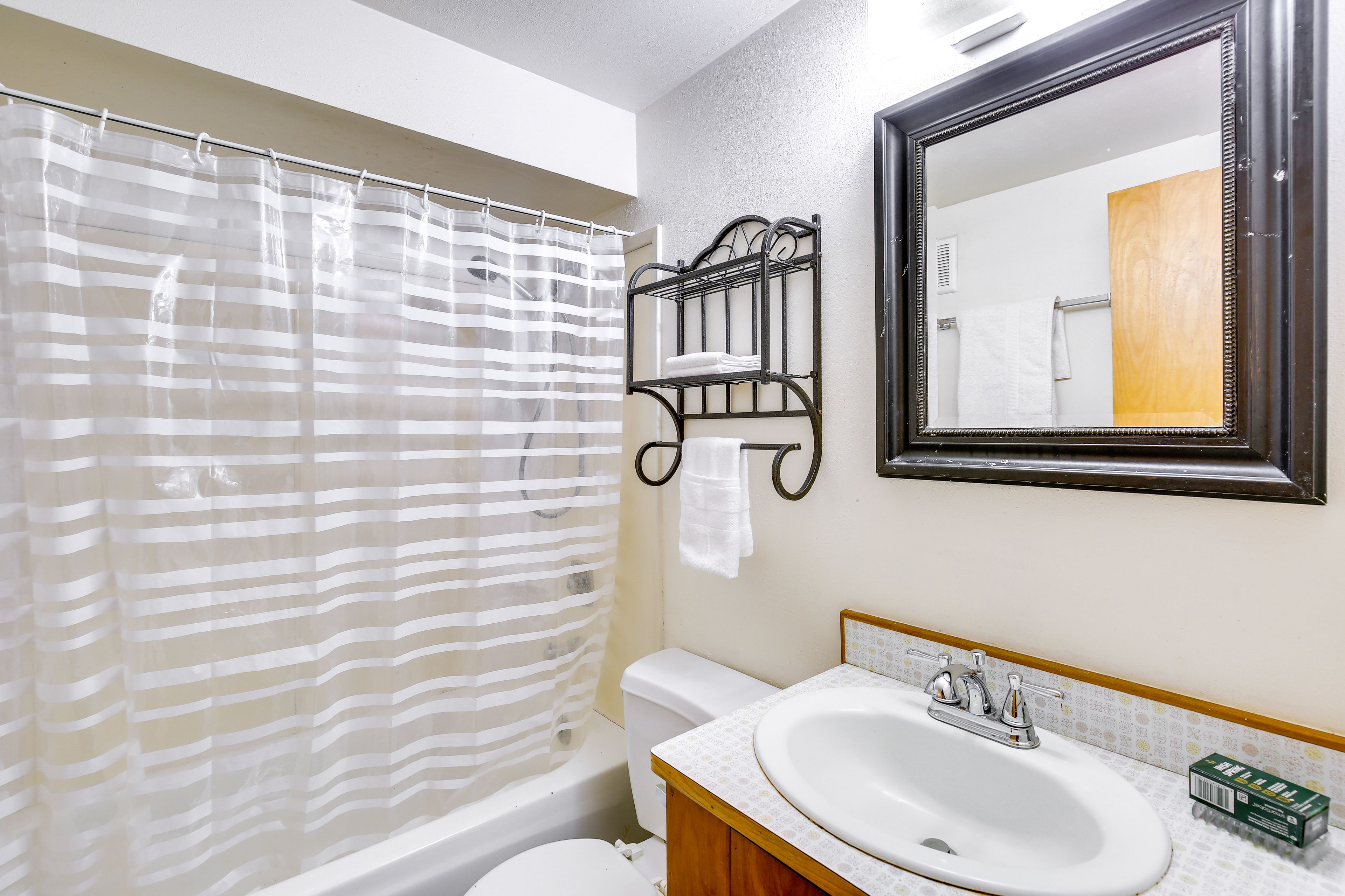 Full Bathroom | Complimentary Toiletries