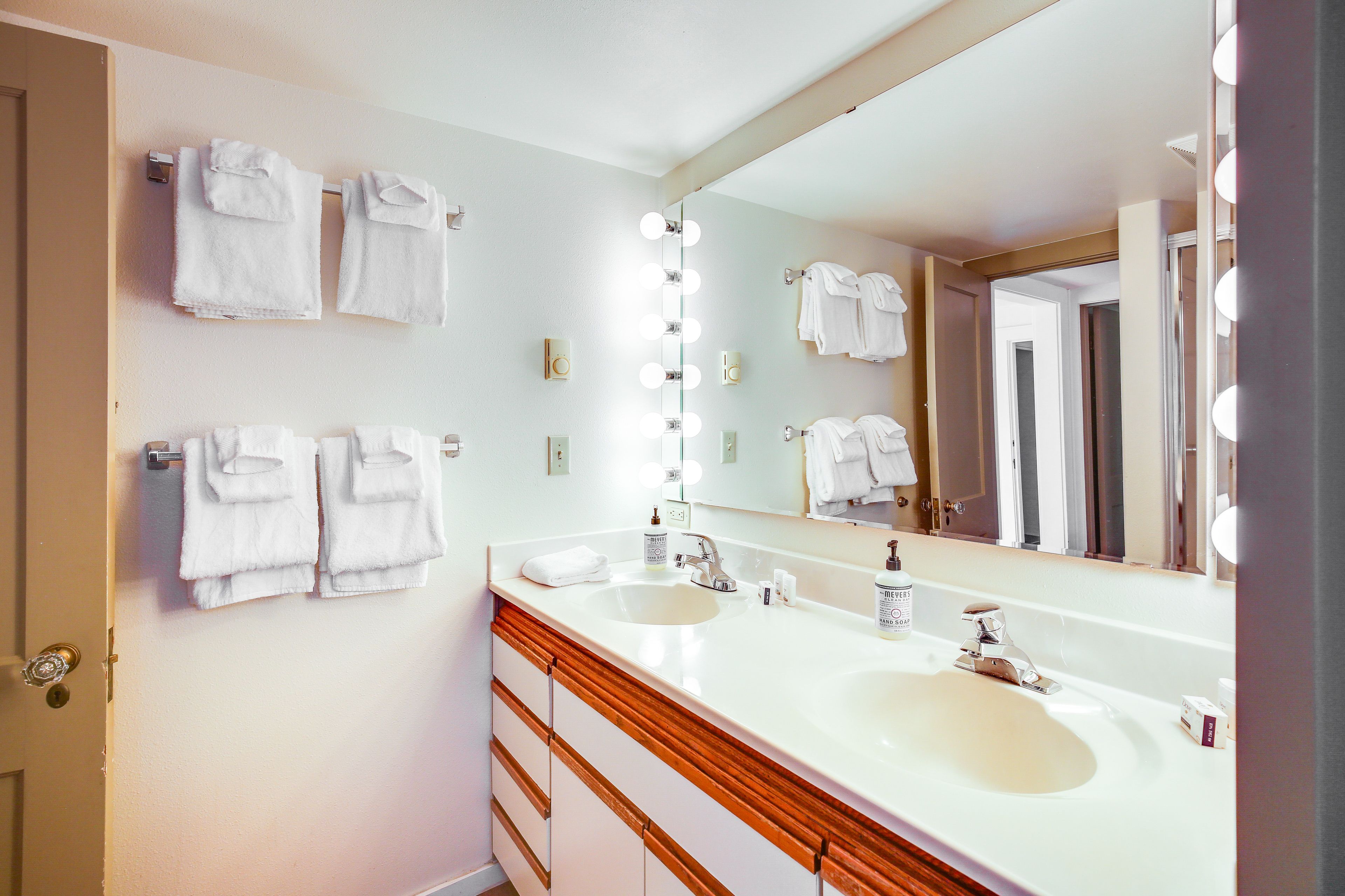 Full Bathroom | 2nd Floor