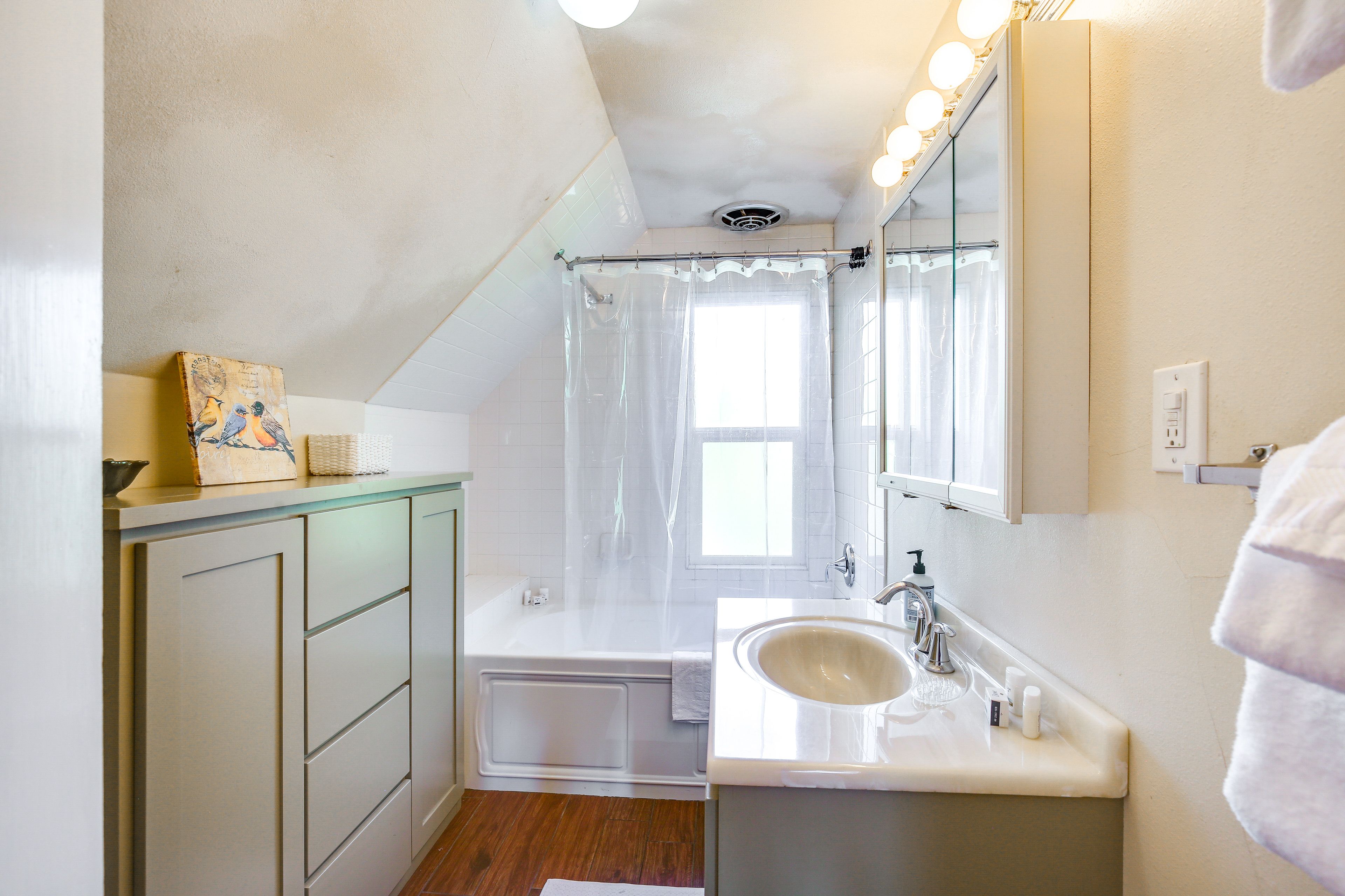 Full Bathroom | 2nd Floor