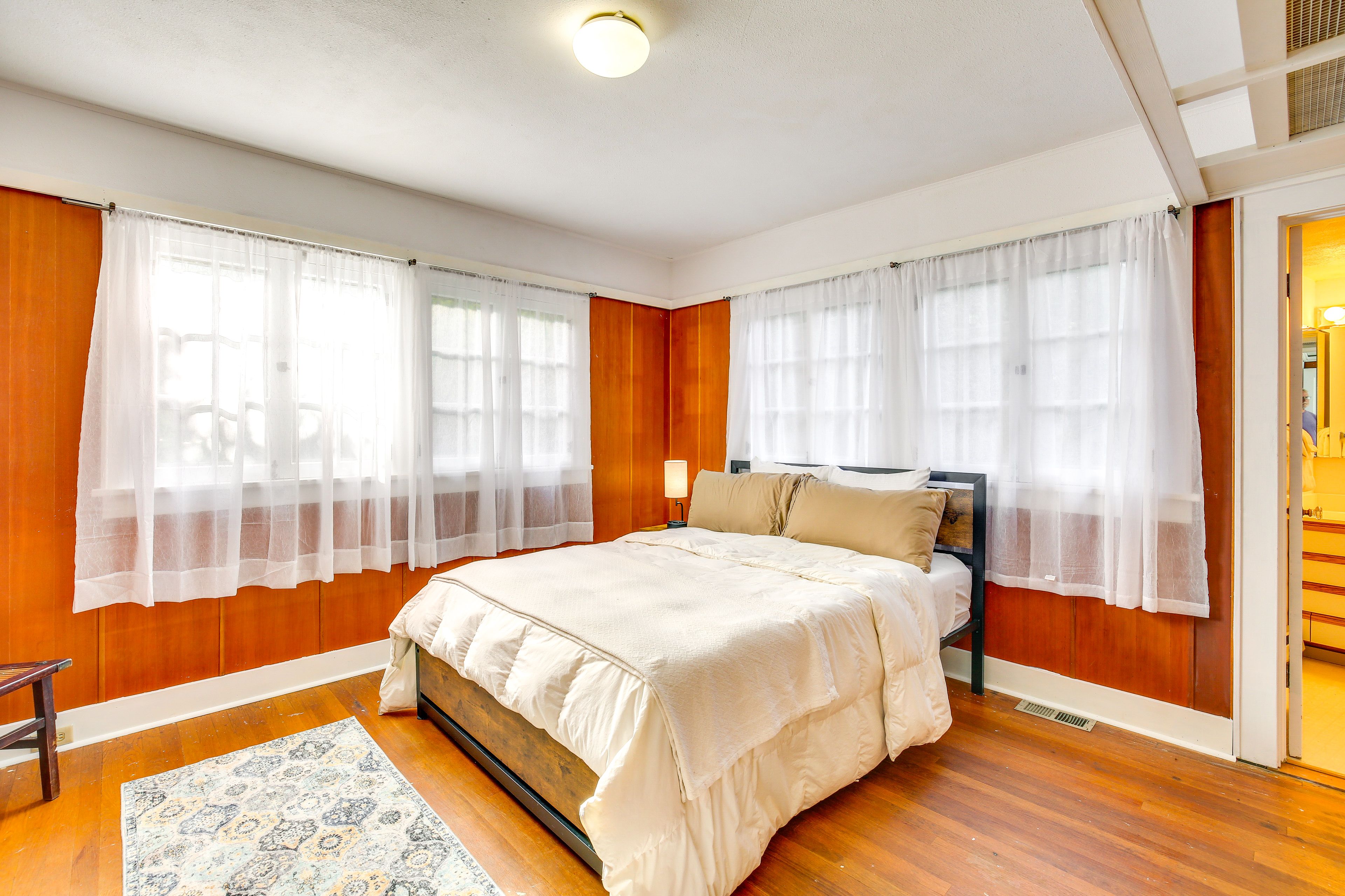 Bedroom 1 | Queen Bed | Linens Provided | En-Suite Bathroom | 1st Floor