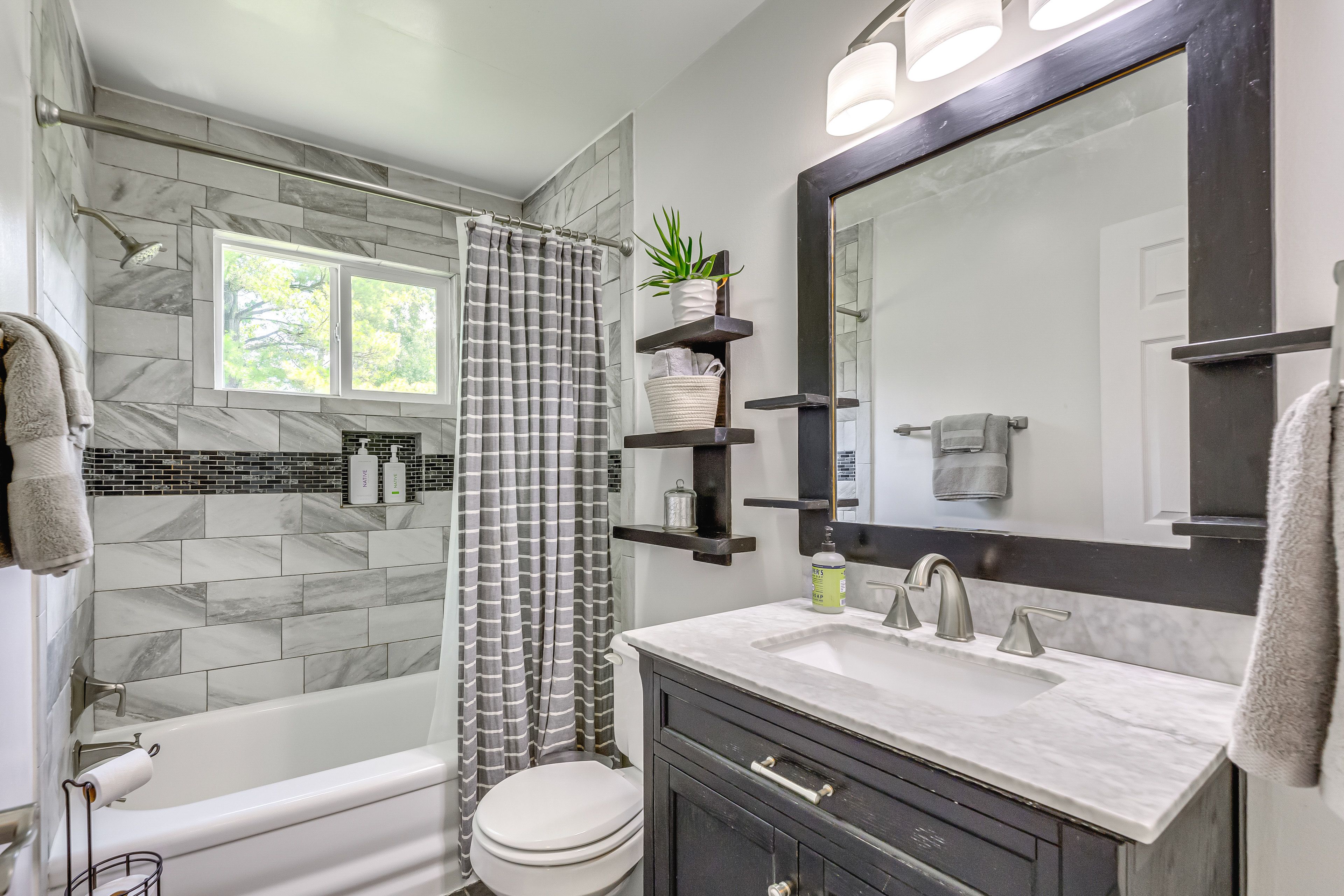 Full Bathroom | Main Level | Towels Provided