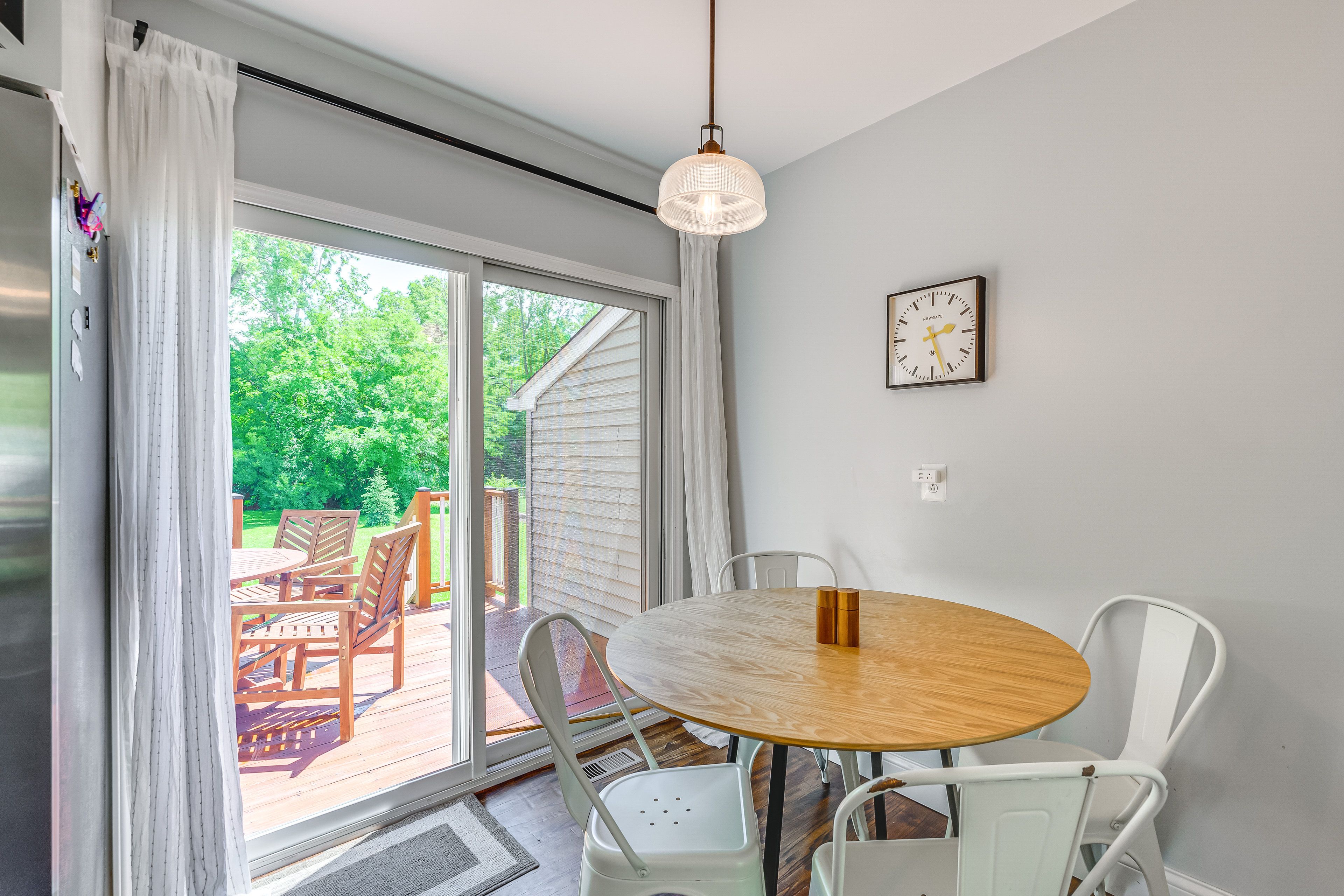 Dining Area | Main Level | Dining Table | Dishware/Flatware Provided