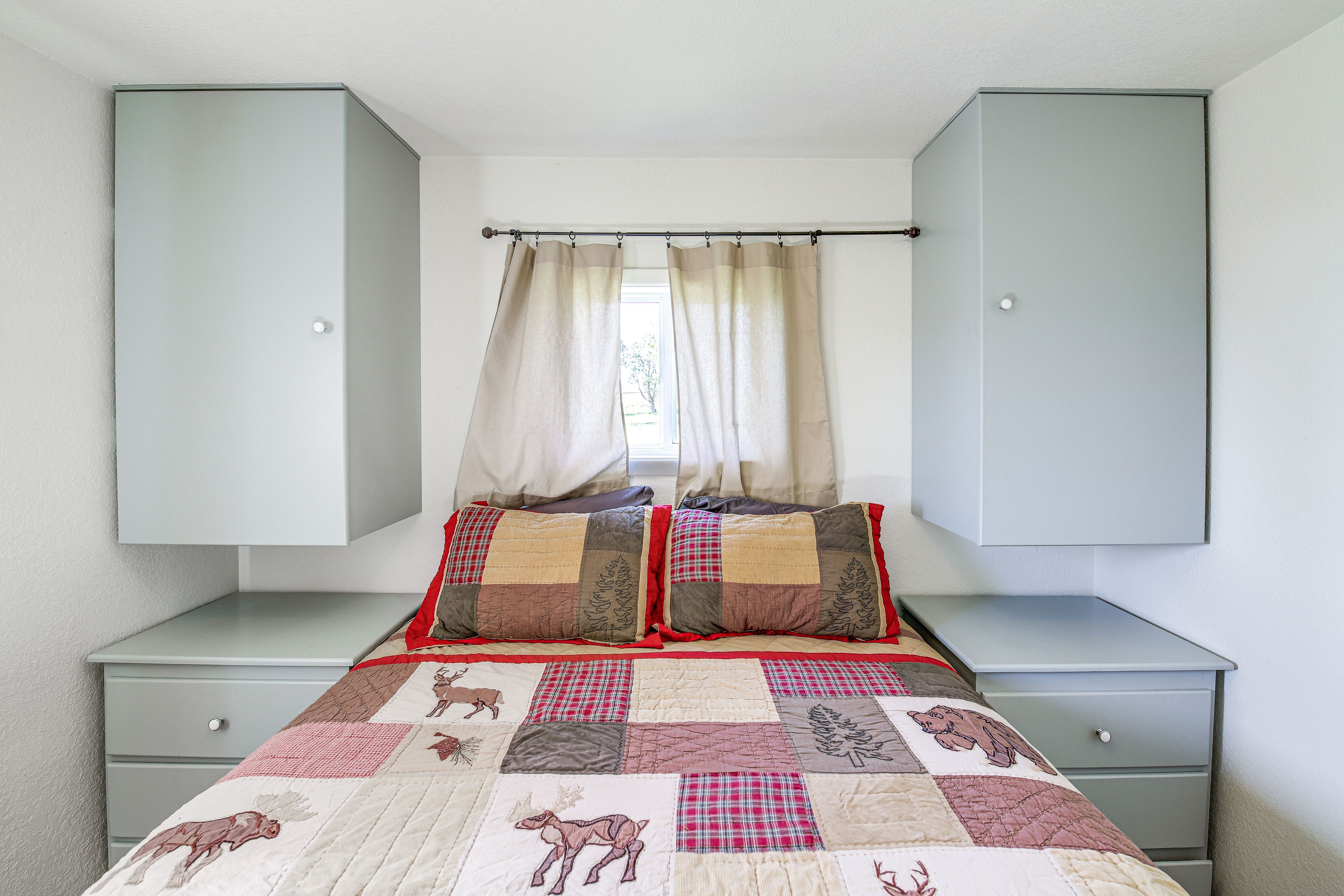 Bedroom | Queen Bed | Linens Provided | 1st Floor
