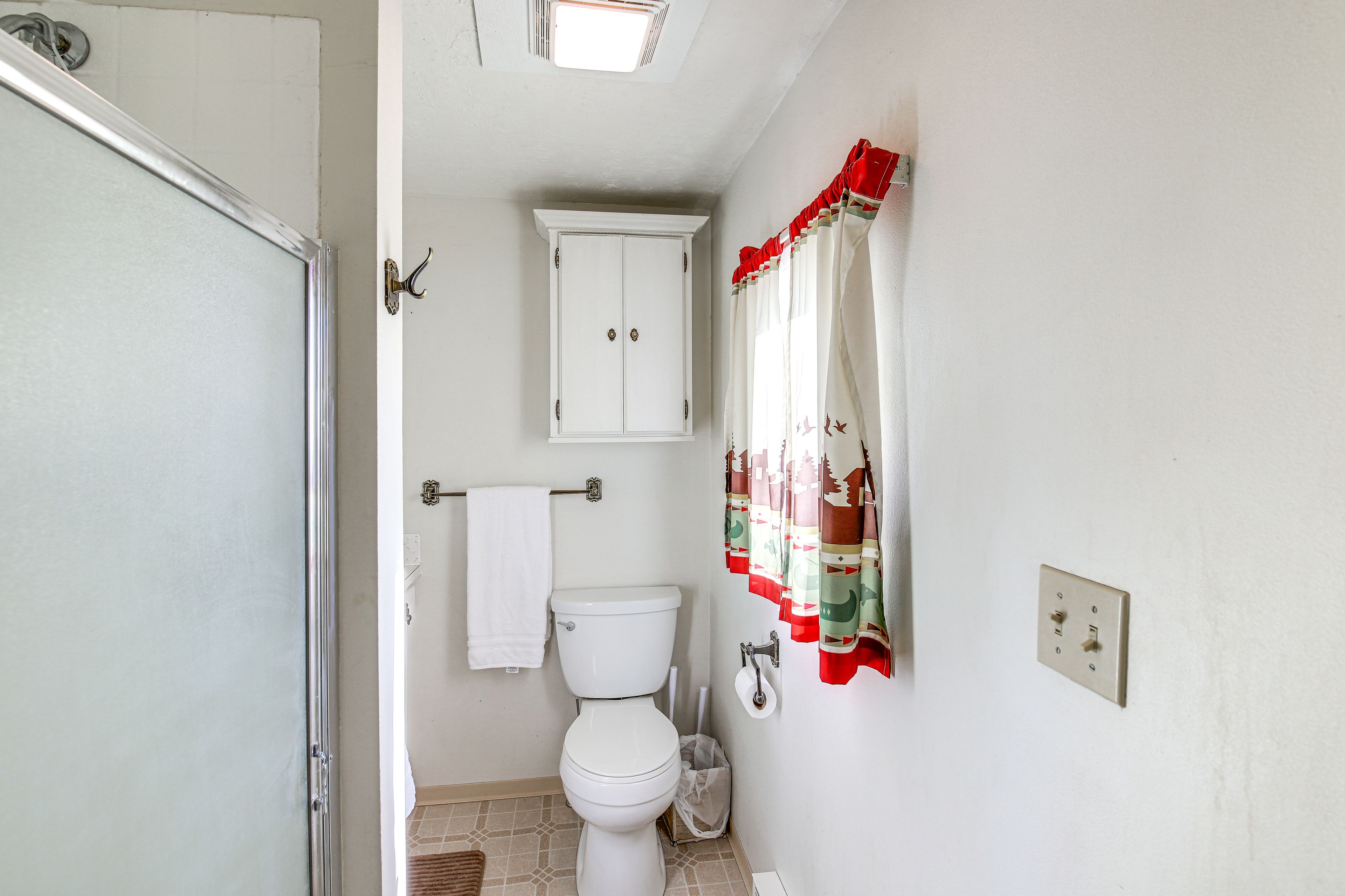 Full Bathroom | Towels Provided | Complimentary Toiletries | 1st Floor