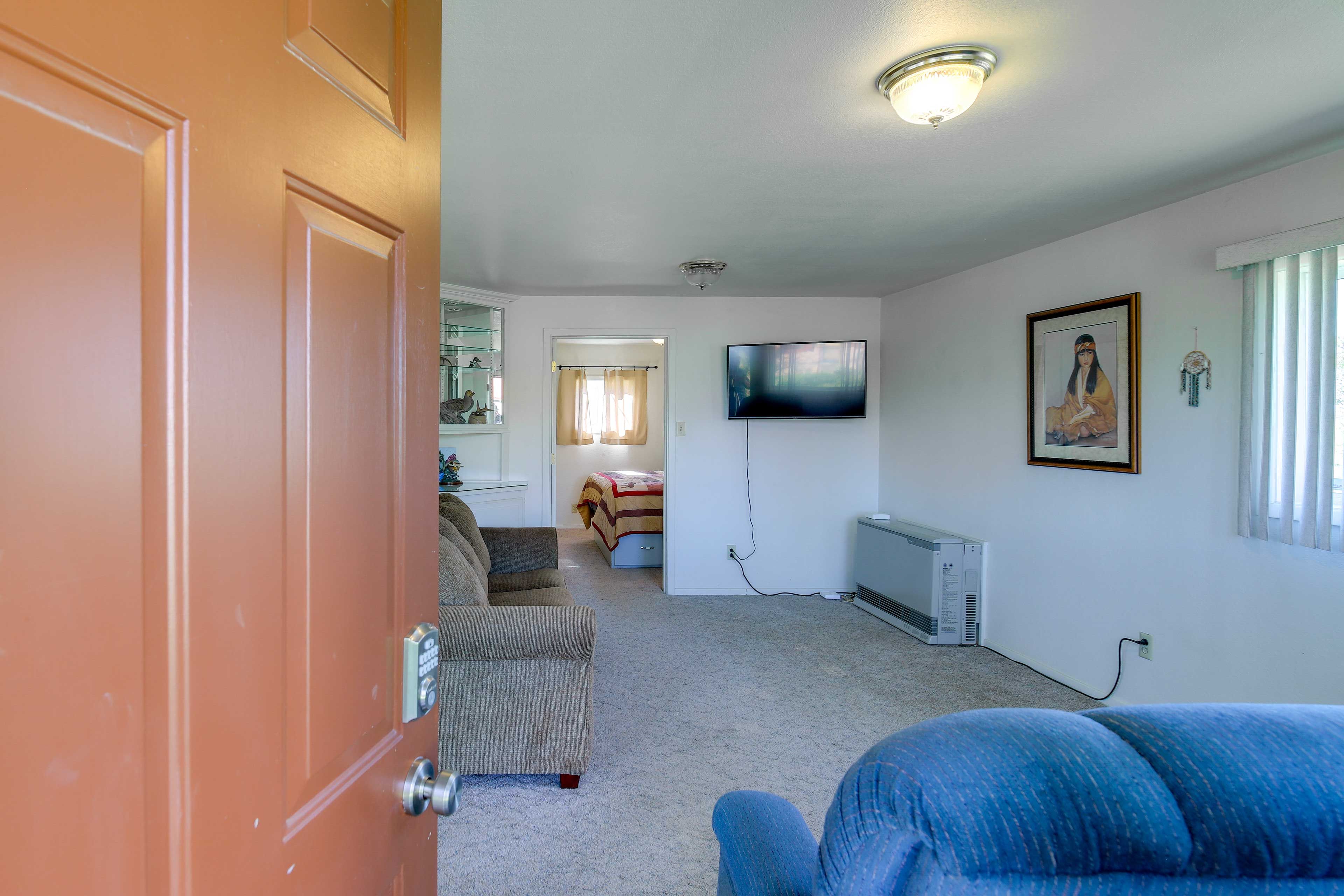 Living Room | Free WiFi | Smart TV | Full Sleeper Sofa | 1st Floor