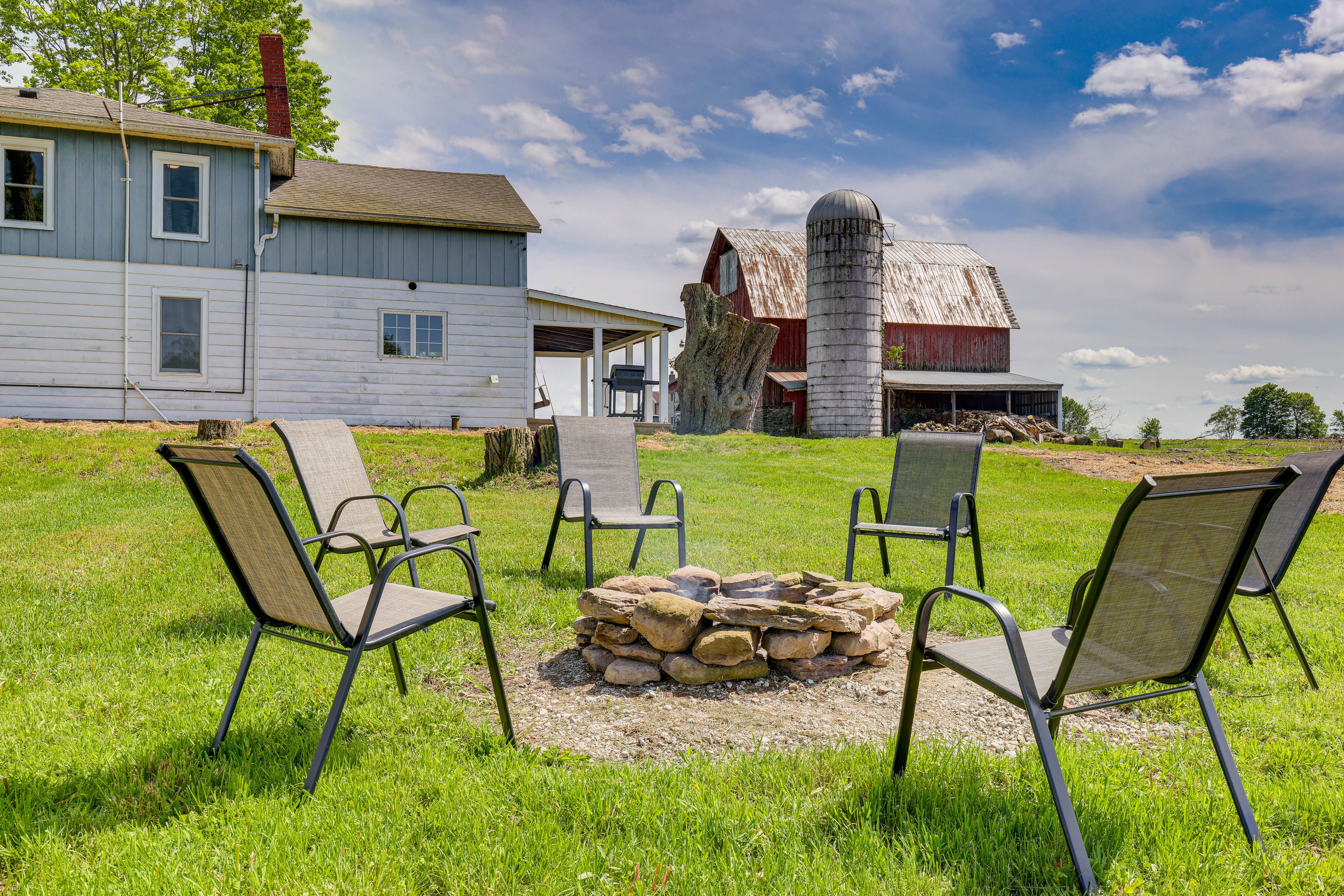 Yard | Fire Pit | Outdoor Seating