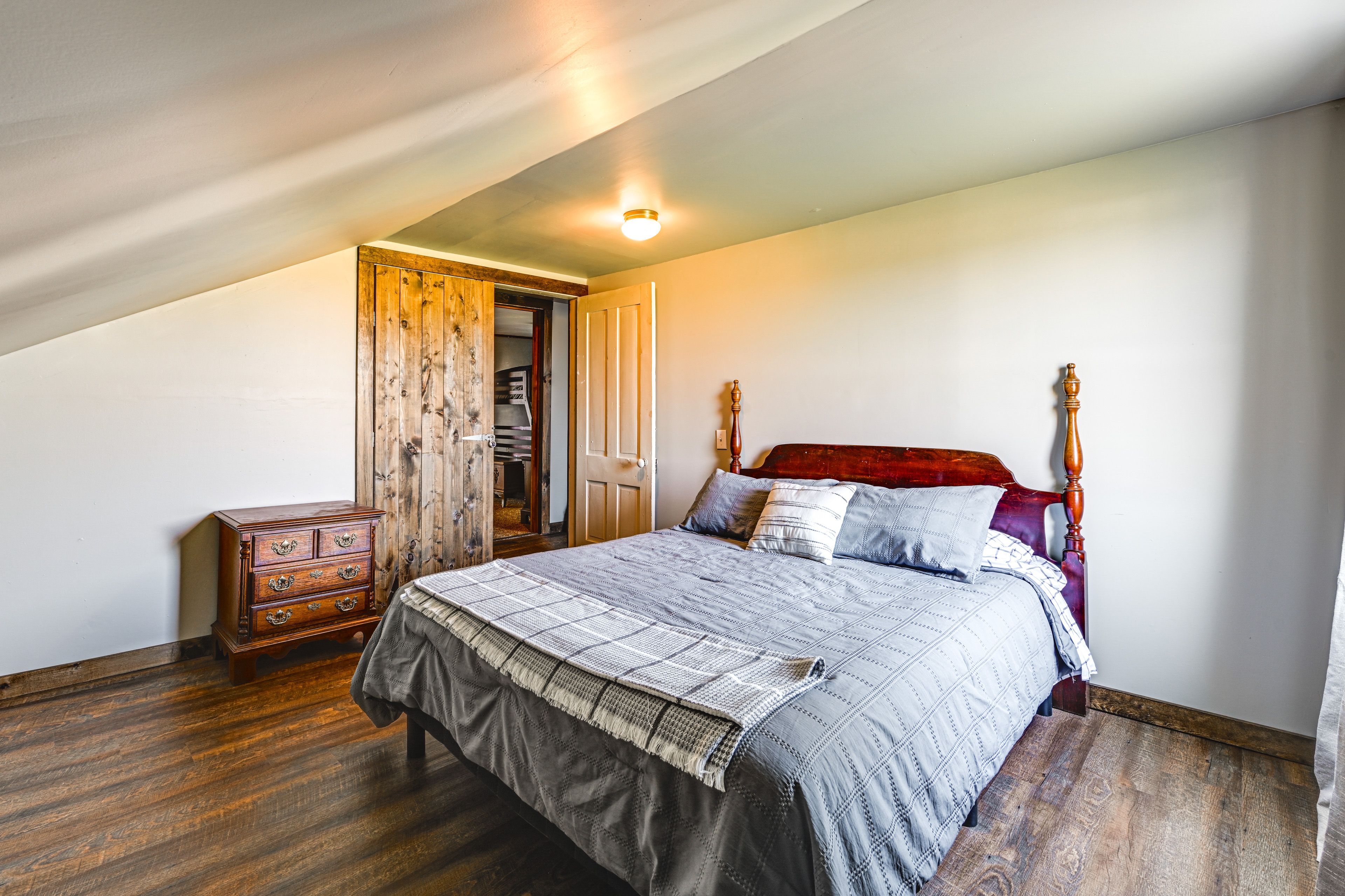 Bedroom 4 | Queen Bed | 2nd Floor
