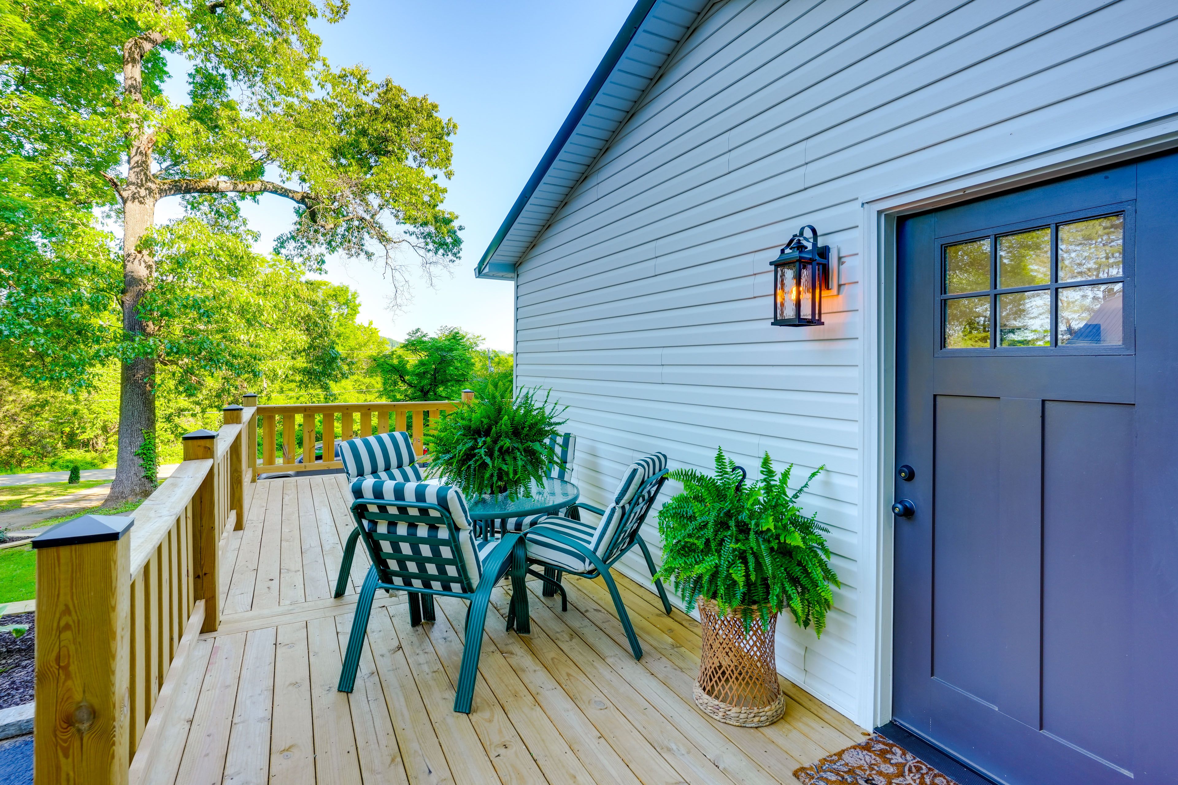 Wraparound Deck | Outdoor Dining Area