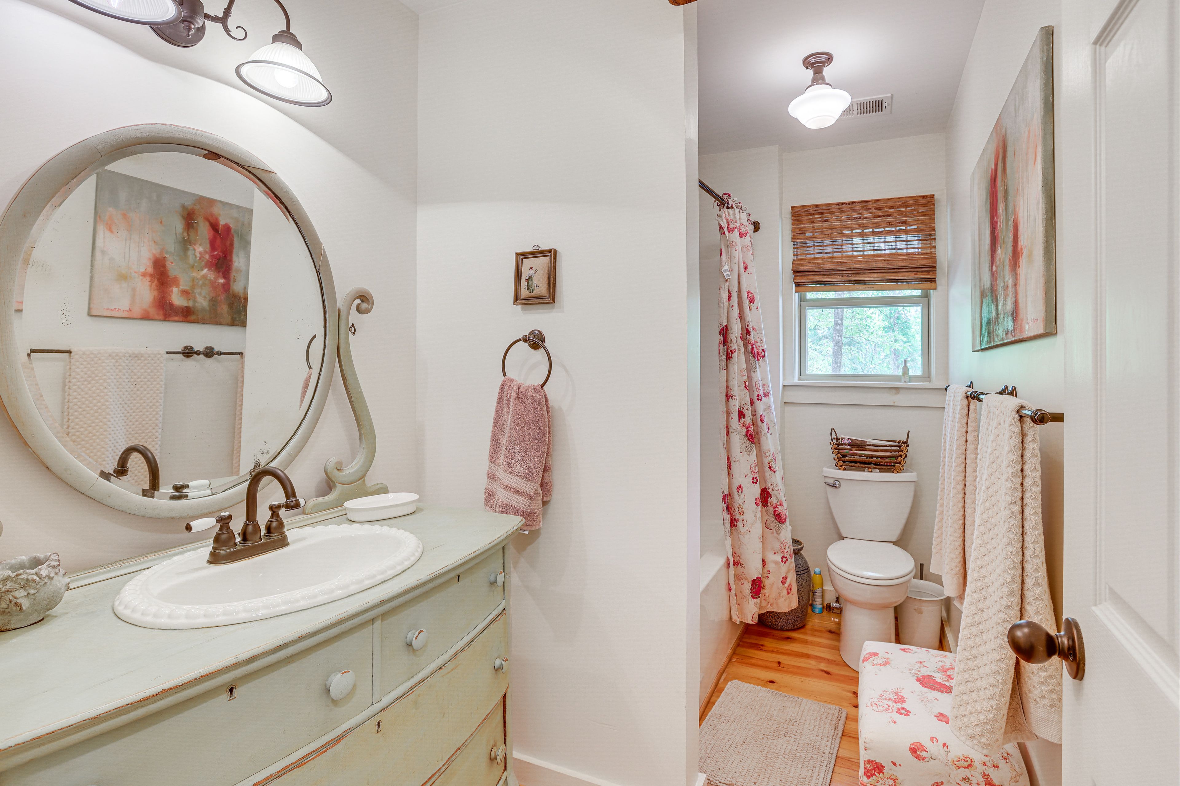 Full Bathroom | Complimentary Toiletries | Towels Provided