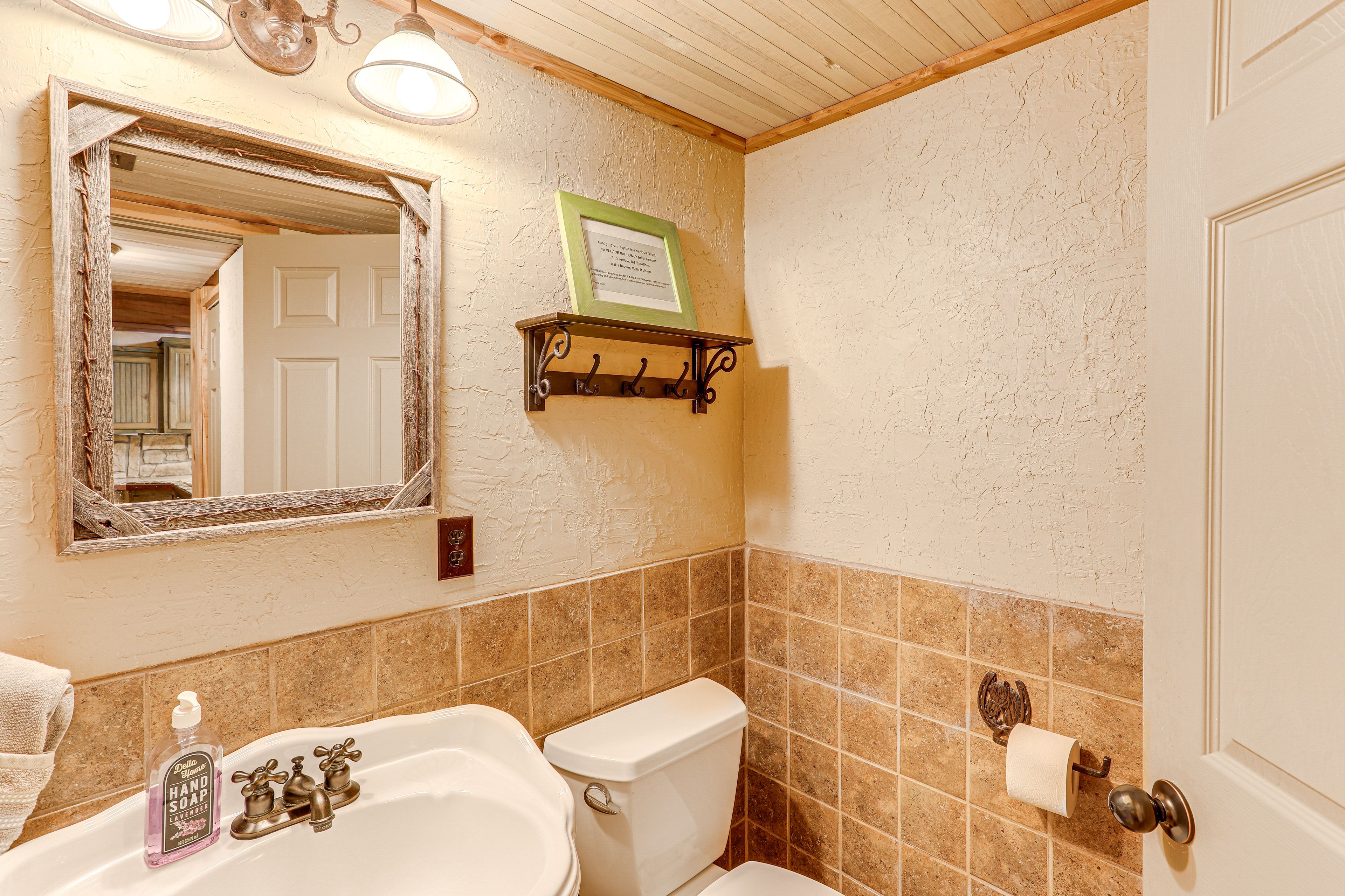 Full Bathroom | 1st Floor | Complimentary Toiletries