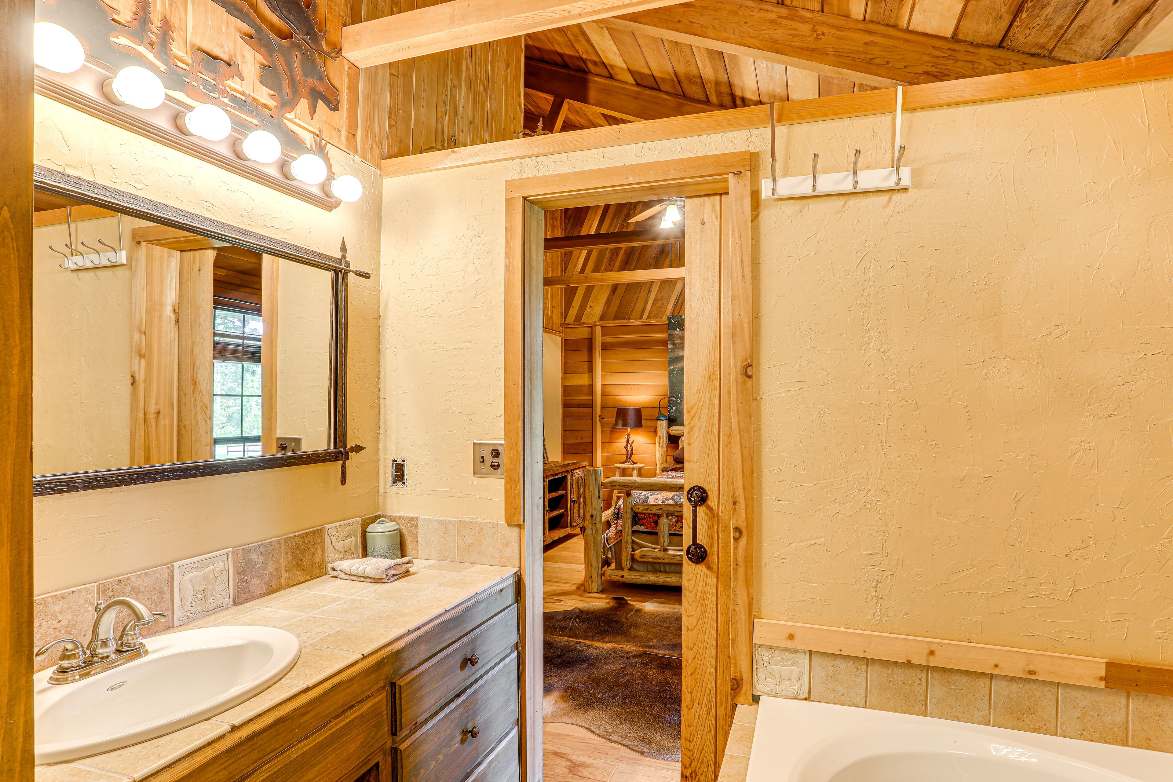 En-Suite Bathroom | 1st Floor | Jetted Tub | Towels Provided