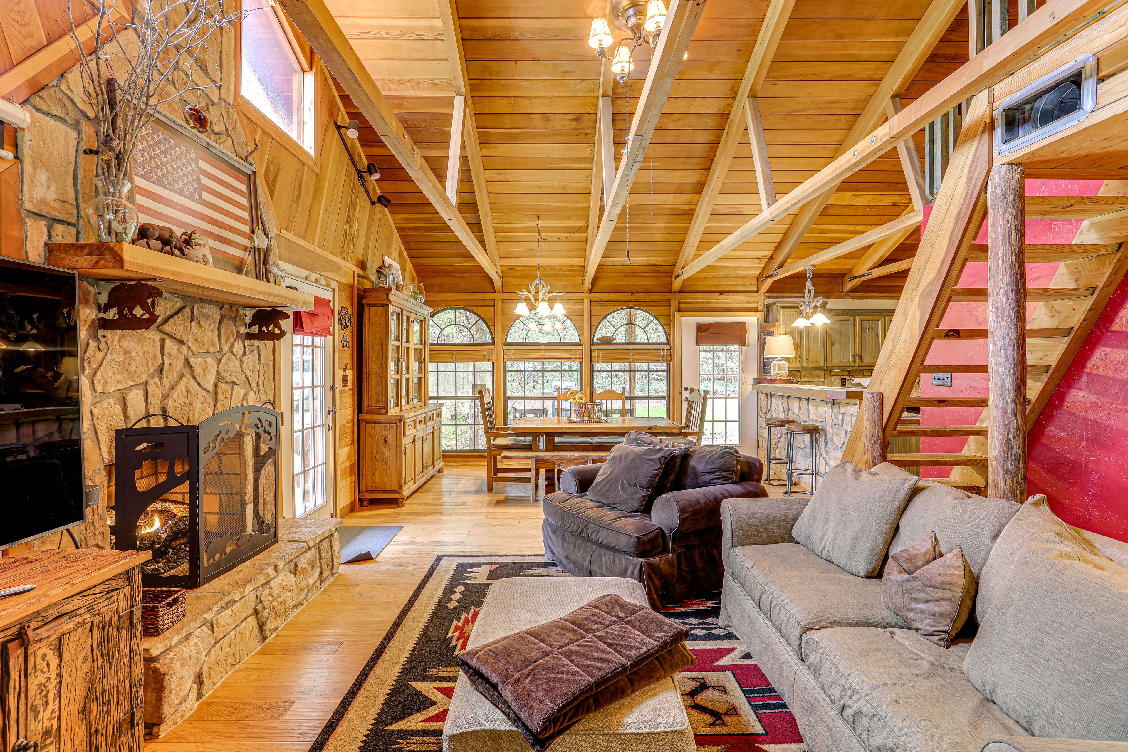 Living Room | 1st Floor | Gas Fireplace | Board Games | Free WiFi