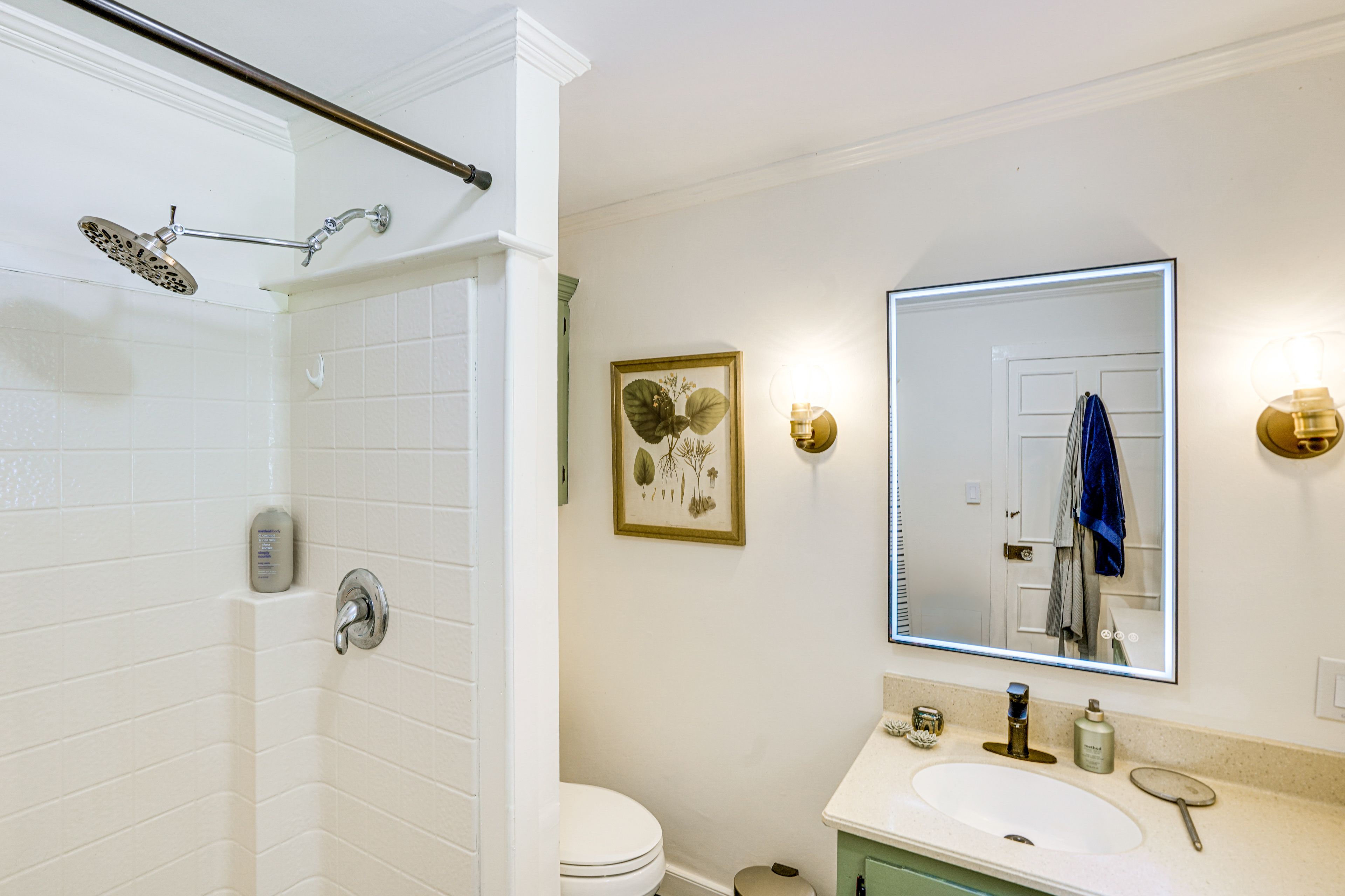 Full Bathroom | Complimentary Toiletries | 2nd Floor