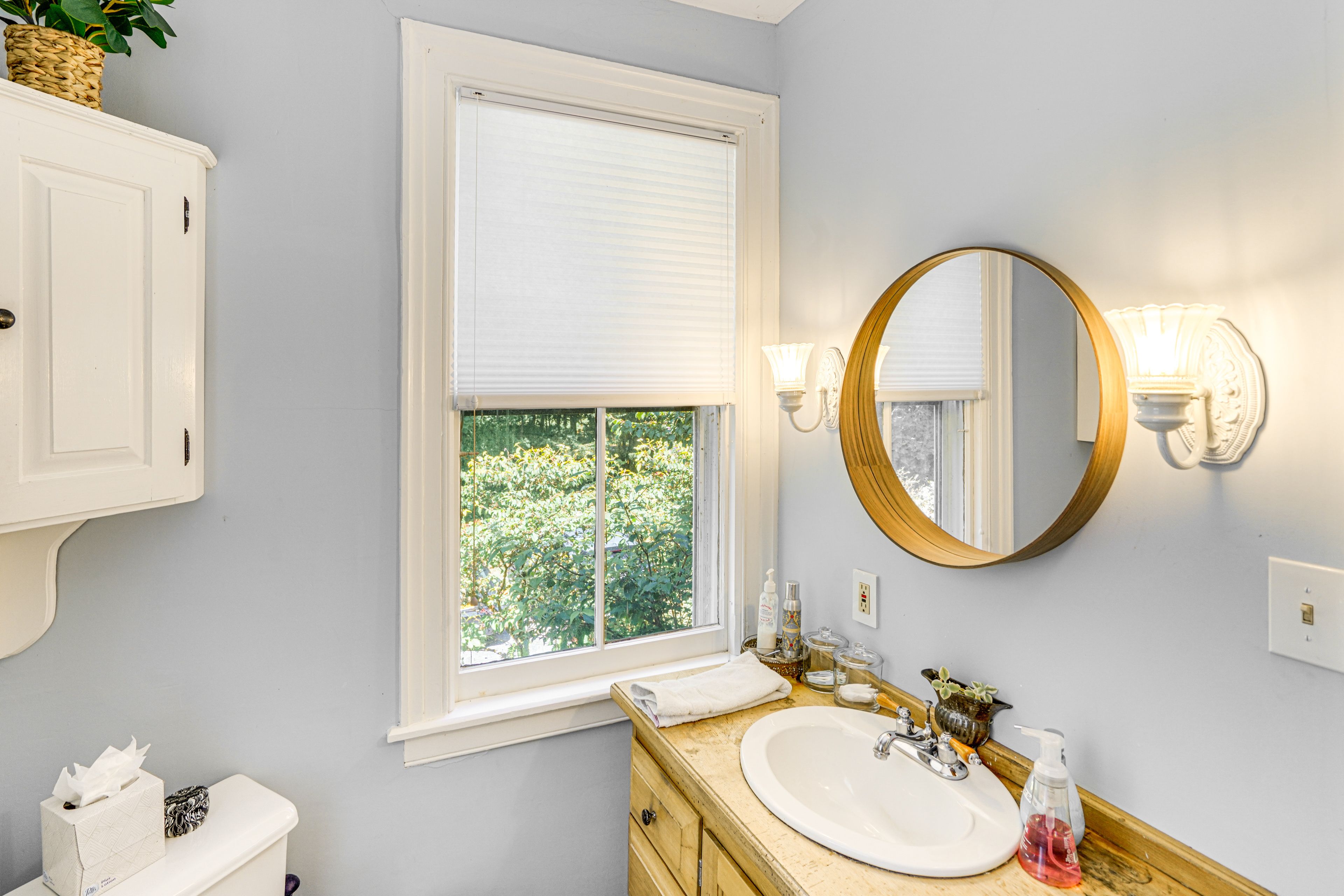 Full Bathroom | Towels Provided | 1st Floor