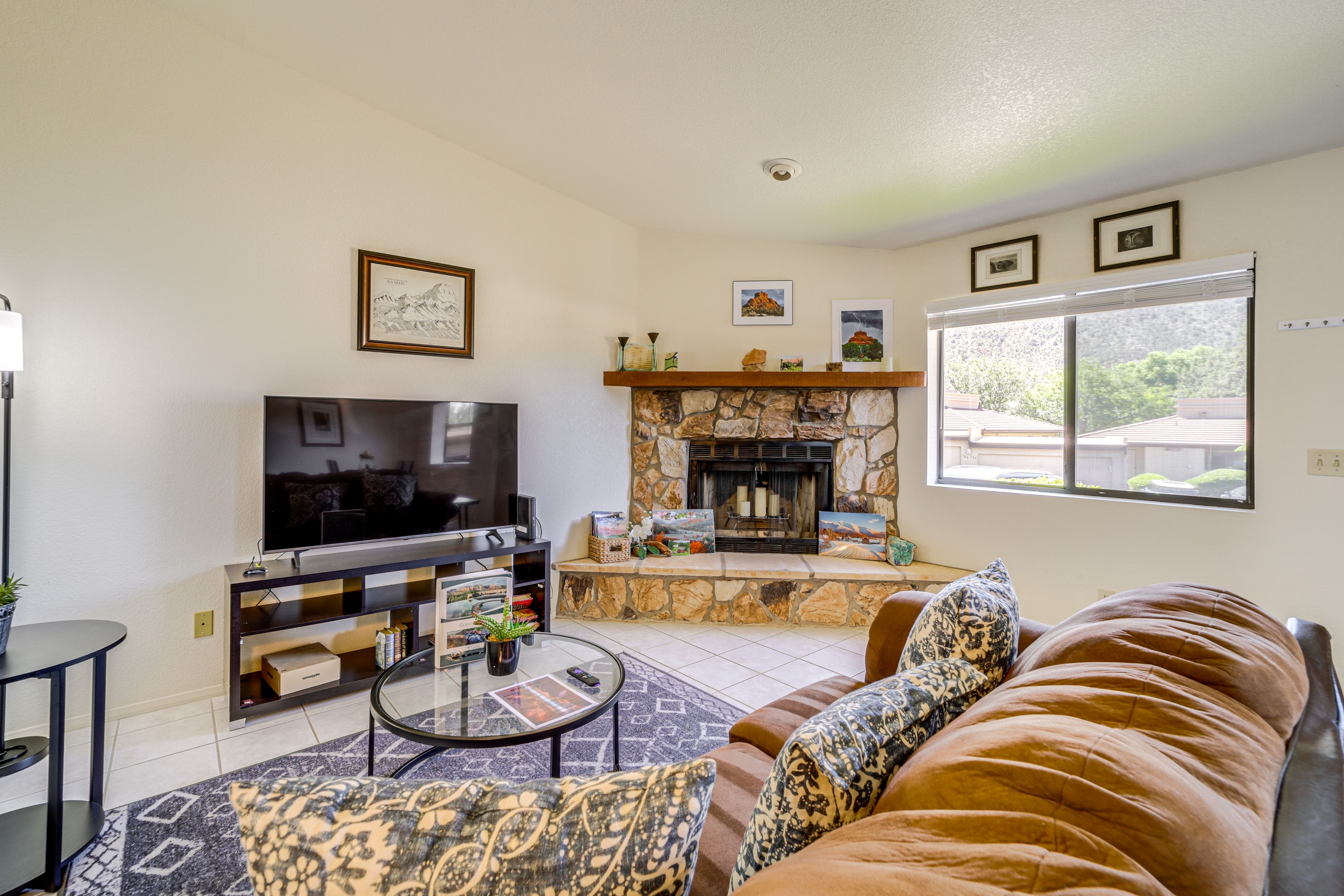 Living Room | Central Heating | Free WiFi