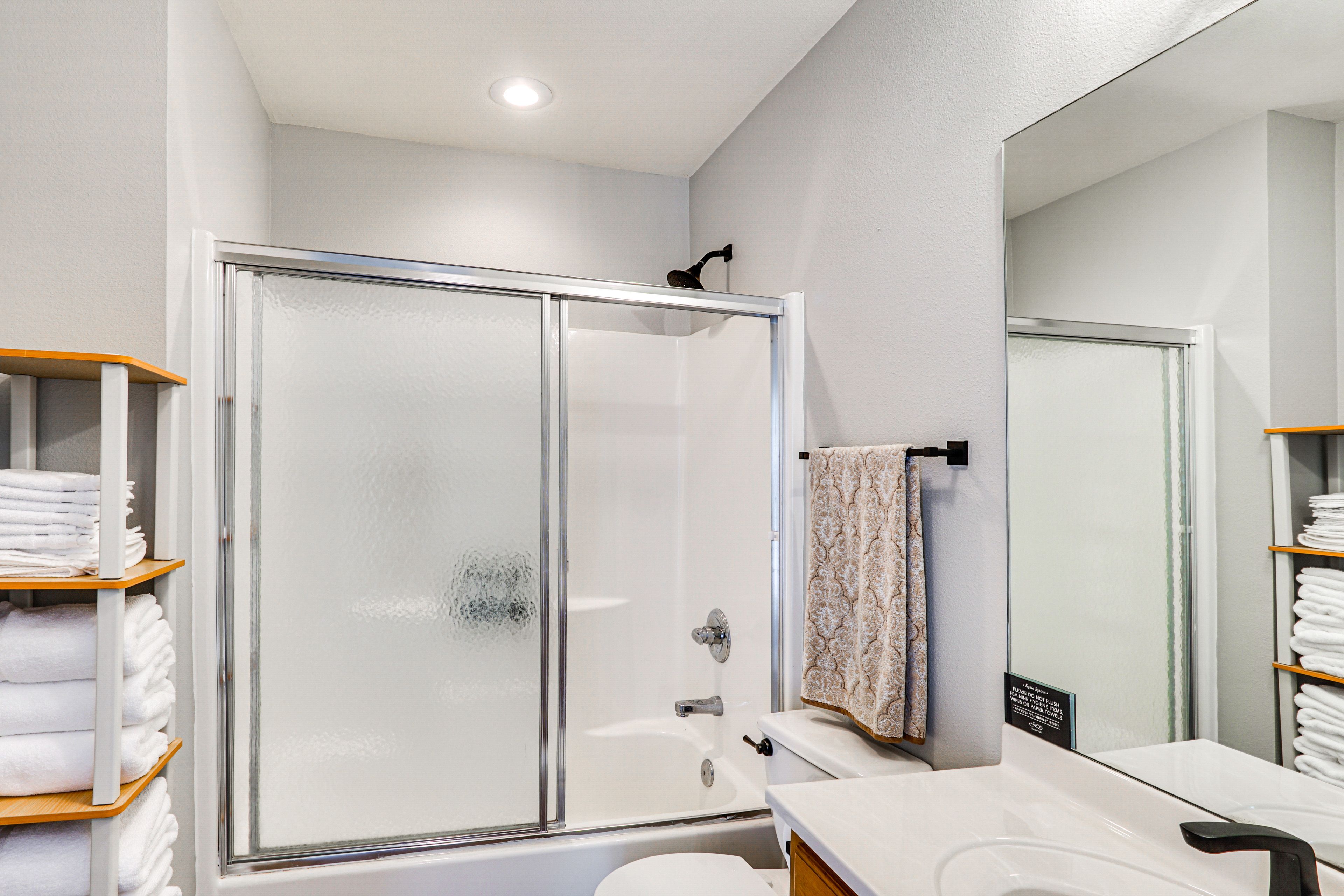 Full Bathroom | 2nd Level | Complimentary Toiletries