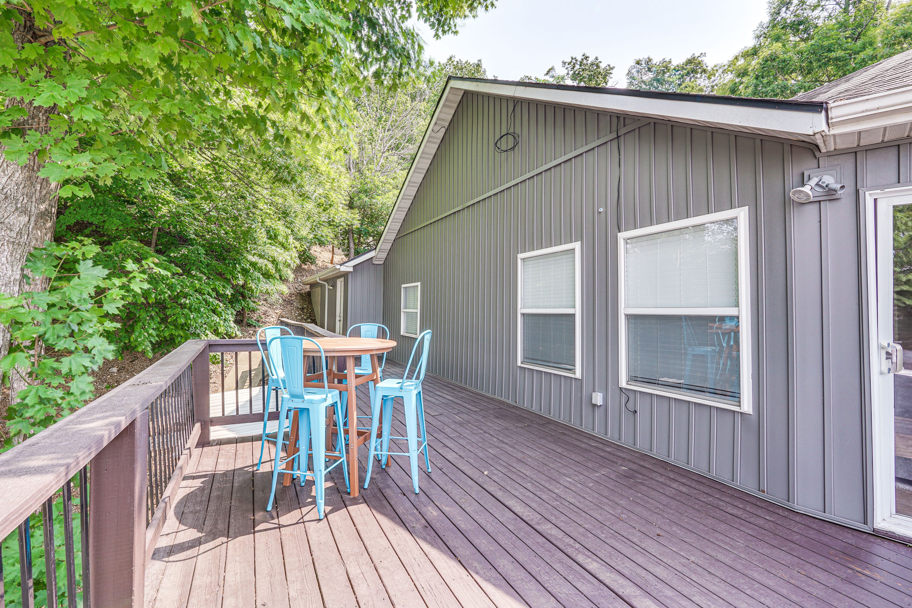 Upper Deck | Seating & Dining Areas