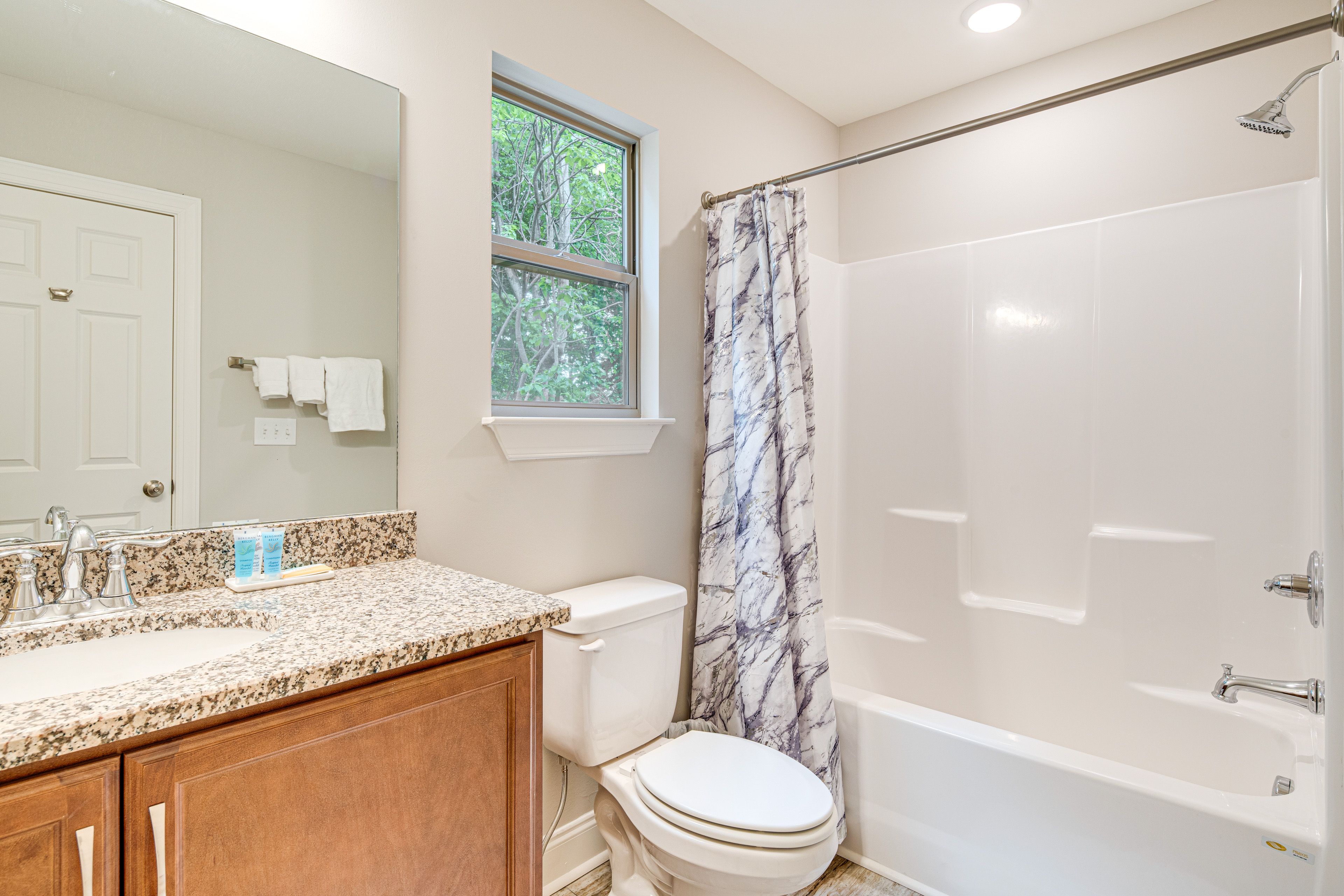 Full Bathroom | 2nd Floor | Complimentary Toiletries