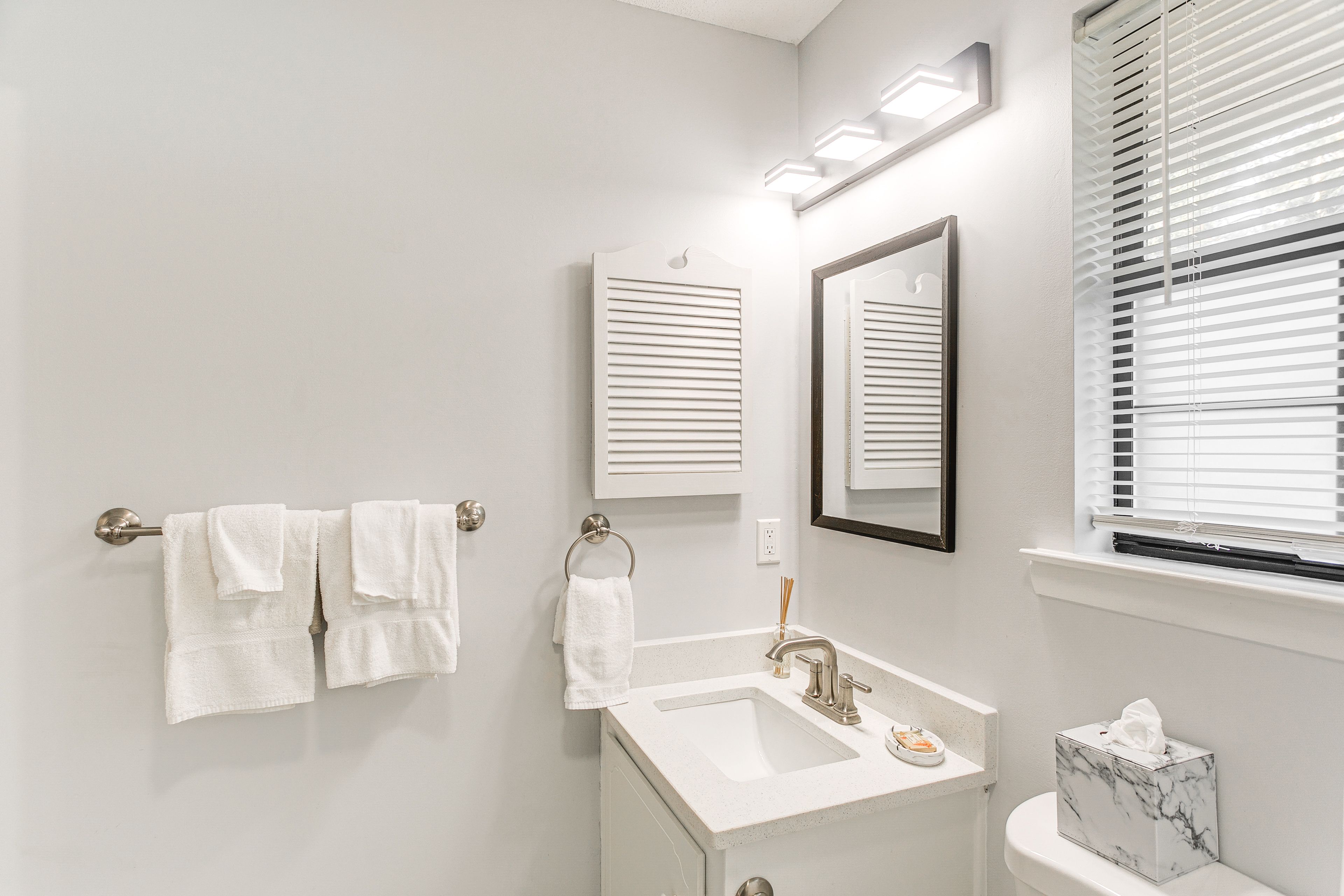 Full Bathroom | Shower/Tub Combo | Towels Provided